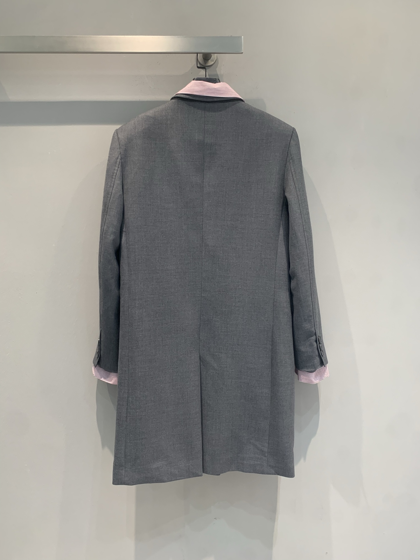 新款🆕 原版开发 Miumi*早春新款复古羊毛撞色毛呢大衣，灰色羊毛混纺面料，质感厚实，领口和袖口粉白条