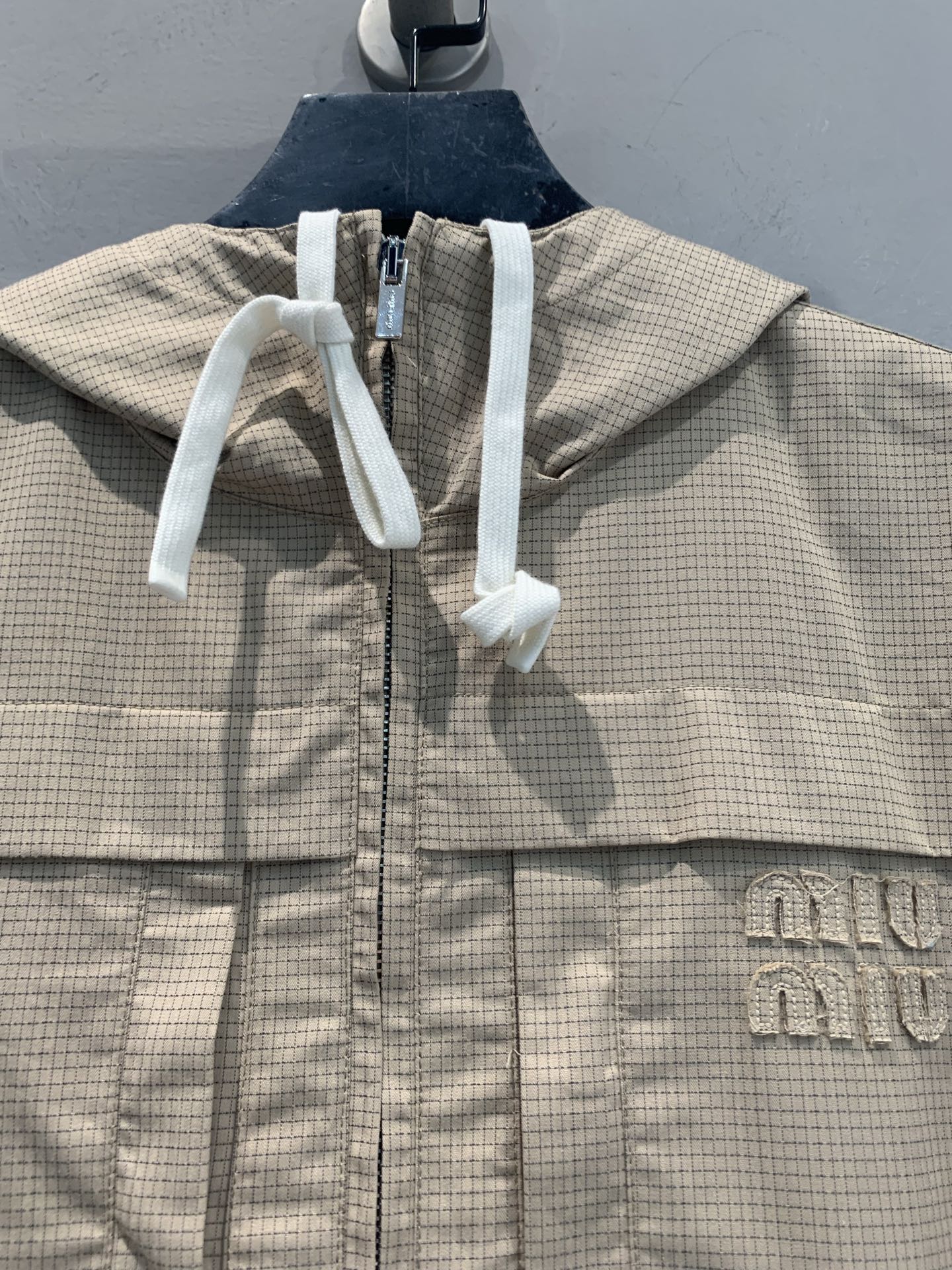 新款🆕 原版开发 Miumi*早春新款学院风字母刺绣格纹连帽夹克,棉质防撕裂面料,柔软又耐用,日常通勤或 新款🆕 原版开发 Miumi*早春新款学院风字母刺绣格纹连帽夹克,棉质防撕裂面料,柔软又耐用,日常通勤或