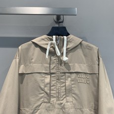 新款🆕 原版开发 Miumi*早春新款学院风字母刺绣格纹连帽夹克,棉质防撕裂面料,柔软又耐用,日常通勤或 新款🆕 原版开发 Miumi*早春新款学院风字母刺绣格纹连帽夹克,棉质防撕裂面料,柔软又耐用,日常通勤或