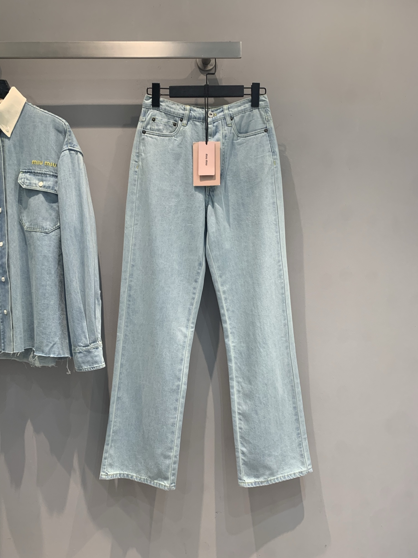NO:808490,The new model is shipped. M original development Miumi* spring and summer series light blue high-waisted wide-leg jeans. The washed denim fabric is soft and comfortable. The loose straight design shows long legs and is friendly to the pear-shaped figure!  The high waist modifies the waistline, the floor-length pants are lazy and casual, and the light blue color is fresh and versatile. It is very suitable for spring and summer. It can be easily managed for daily commuting and leisure. Pair it with a short top or shirt to easily get the Korean retro style, fashionable and slim!  Size SML,,miumiu,jeans,shirts,19860909新款出货啦M原版开发 Miumi*春夏系列浅蓝色高腰阔腿牛仔裤,水洗丹宁面料柔软舒适,宽松直筒设计超显腿长,梨形身材友好！高腰修饰腰线,拖地裤长慵懒随性,浅蓝色调清新百搭,春夏穿超合适.日常通勤、休闲都能轻松驾驭,搭配短上衣或衬衫,轻松get韩系复古风,时髦又显瘦！码数SML,,miumiu,jeans,shirts,,Women's clothing