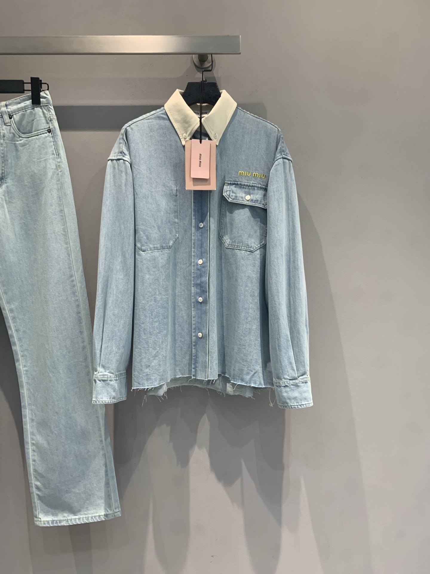 NO:808491,The new model is on the way. M original development Miumi* spring and summer series contrast collar light blue denim shirt, washed fabric is soft and comfortable, off-white contrast collar + small gold label on the chest, perfect details. Raw edge hem design, lazy and casual, oversize version has a Korean boyish feel, it is great to wear alone or layered!  The light blue tone is fresh and versatile. Paired with a pleated skirt, mid-calf boots or jeans, you can easily switch between sweet and cool or college style. It is suitable for going out in early spring and commuting~Size SML,,miumiu,versace,boots,skirts,jeans,shirts,19860909新款出货啦M原版开发 Miumi*春夏系列撞色领浅蓝牛仔衬衫,水洗面料柔软舒适,米白撞色领口+胸前小金标,细节满分.毛边下摆设计,慵懒随性,Oversize版型超显韩系少年感,单穿or叠搭都很出彩！浅蓝色调清新百搭,配百褶裙、中筒靴或牛仔裤都能轻松切换甜酷or学院风,早春出街、通勤都很适合～码数SML,,miumiu,versace,boots,skirts,jeans,shirts,,Women's clothing