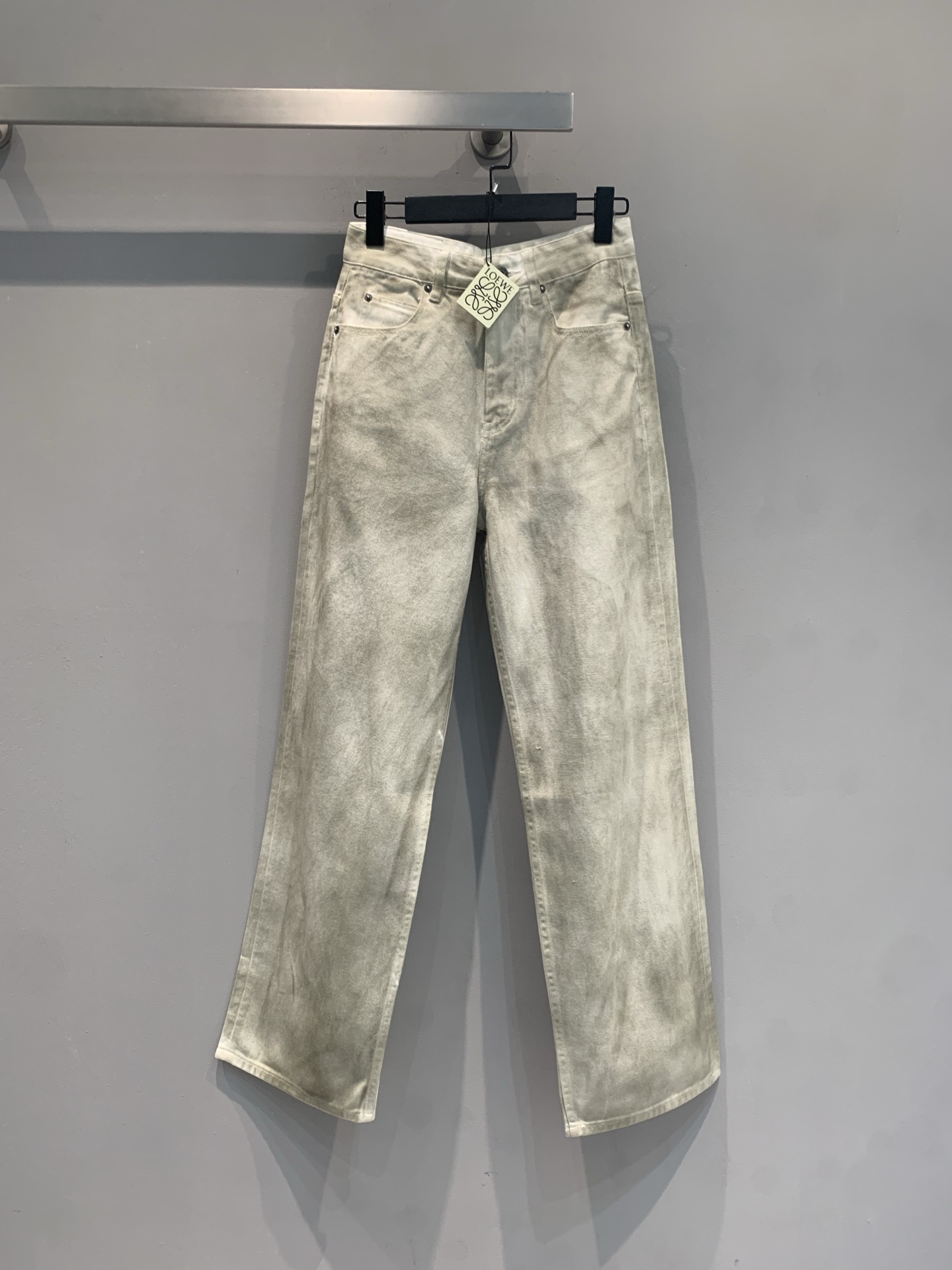 NO:822149,The new model is on the way. M is originally developed by Loew* for spring and summer, new fashionable retro tie-dye jeans. It adopts retro washed tie-dye technology, light plaster dyeing and super design, each pair is unique!  The high-waisted straight version modifies the leg shape, makes you appear slimmer and taller, and is friendly to pear-shaped figures. The fabric is soft and breathable, making it super comfortable to wear in spring and autumn. It can be easily used for daily commuting, shopping, and outdoor use. Pair it with a light-colored top or a retro shirt to easily achieve a lazy and fashionable style!  Size SML,,loewe,jeans,shirts,19860909新款出货啦M 原版开发 Loew*春夏新款时髦复古扎染牛仔裤.采用复古水洗扎染工艺,浅灰泥染色调超有设计感,每条都是独一无二！高腰直筒版型,修饰腿型,显瘦又显高,梨形身材友好～面料柔软透气,春秋穿超舒服,日常通勤、逛街、户外都能轻松驾驭.搭配浅色上衣或复古衬衫,轻松get慵懒时髦风！码数SML,,loewe,jeans,shirts,,Women's clothing
