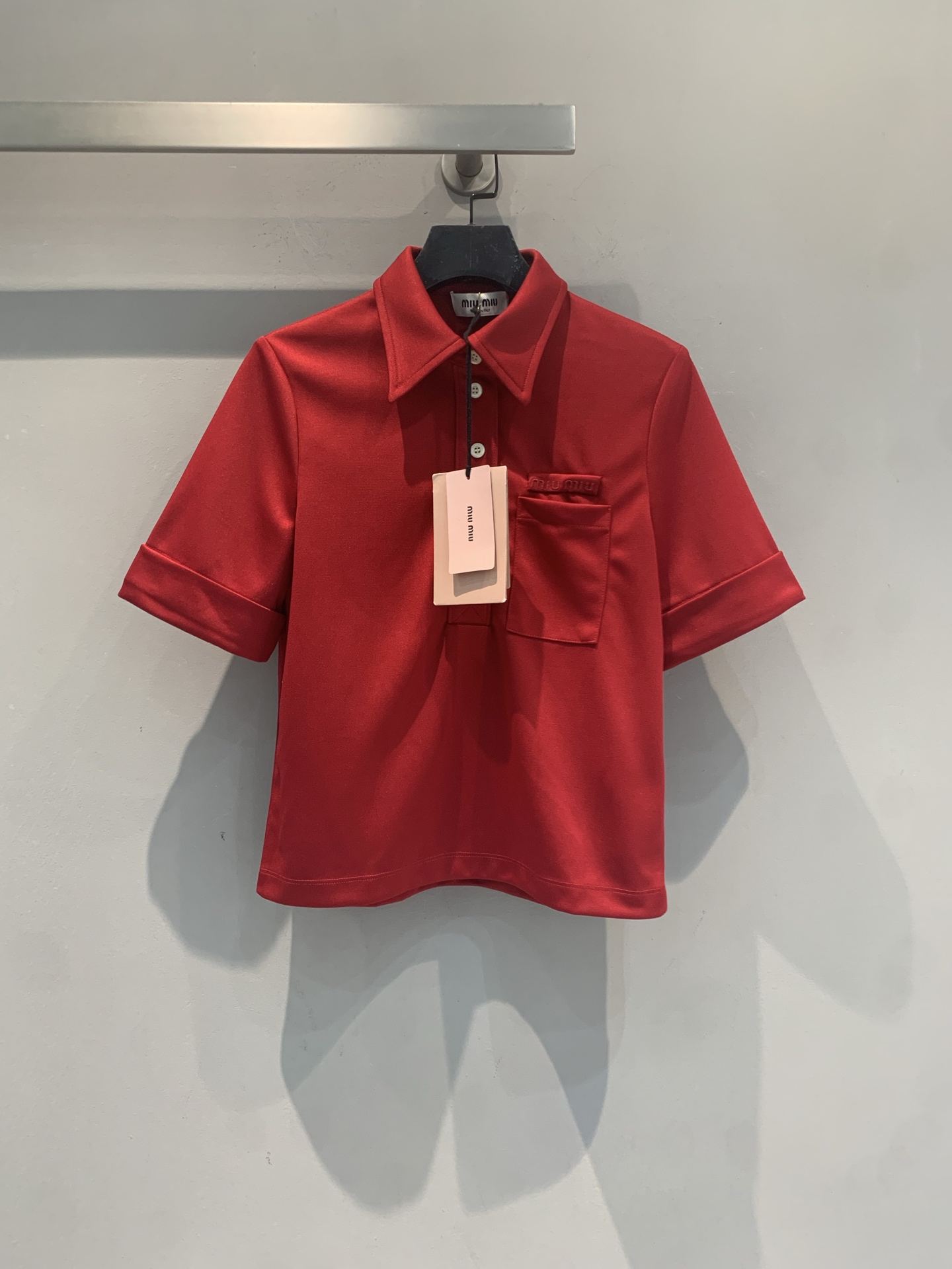 NO:807950,The new model is on the way. Originally developed by Miumi*, the fashionable and versatile short-sleeved Polo shirt from the spring and summer series is made of technical cotton, soft and breathable, and super comfortable to wear in spring and summer!  The classic lapel + three-button design, the small chest pocket are super practical, and the details are perfect. The true red color is white and energetic, and can be easily worn by yellow-skinned sisters. It goes well with jeans or trousers, and can be worn for commuting and leisure. The tailoring is slim and can modify the body shape, and you can easily get a sense of fashion!  Size SML,,miumiu,jeans,T-shirt,19860909新款出货啦M 原版开发 Miumi*春夏系列时髦百搭短袖Polo衫,科技棉材质,柔软透气,春夏穿超舒服！经典翻领+三粒扣设计,胸前小口袋超实用,细节满分.正红色显白又活力,黄皮姐妹也能轻松驾驭,搭配牛仔裤或西裤都很出彩,通勤休闲都能穿.剪裁修身,修饰身形,轻松get时尚感！码数SML,,miumiu,jeans,T-shirt,,Women's clothing