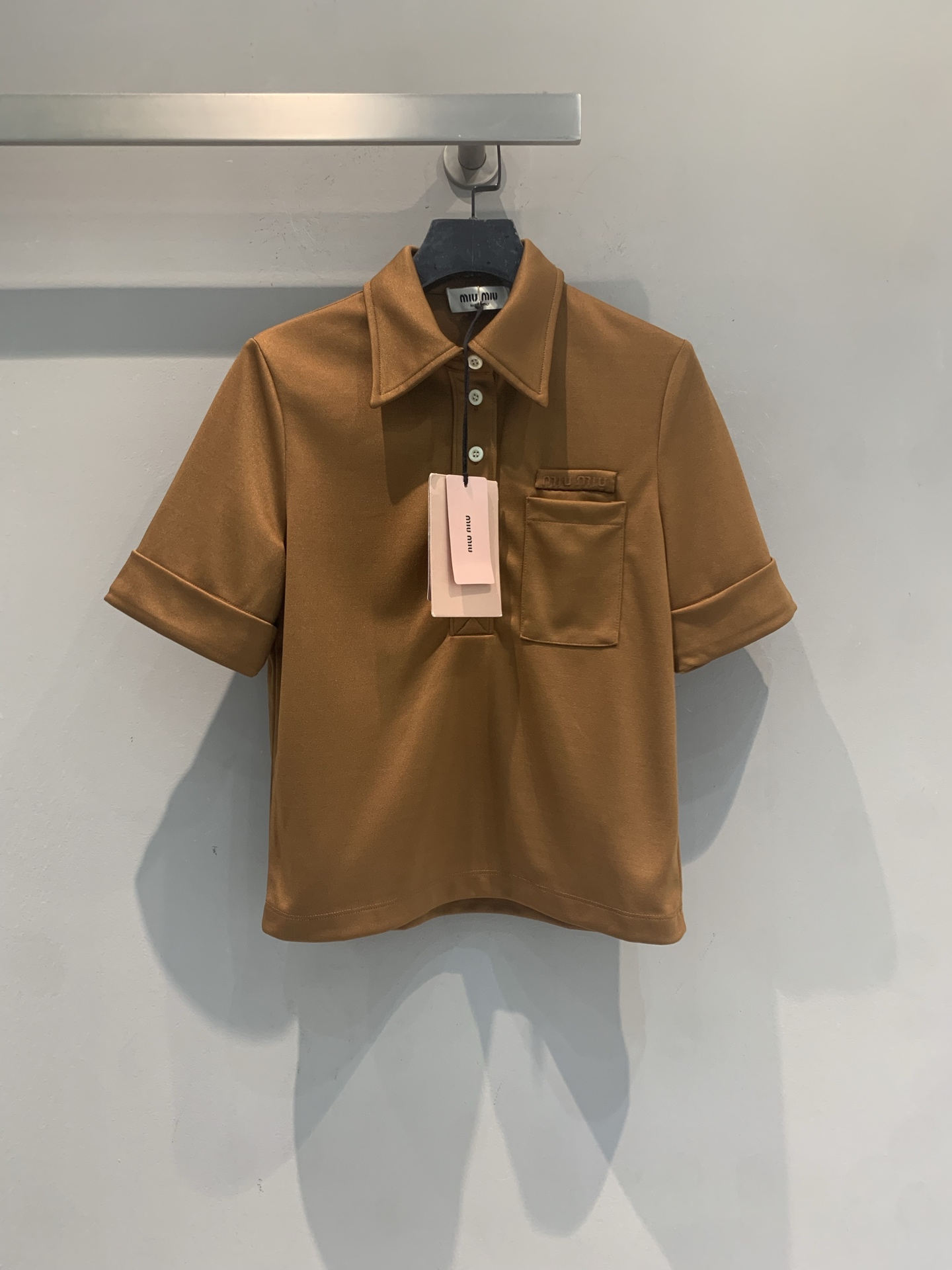 NO:807948,The new model is on the way. Originally developed by M, the Miumi* spring and summer series are fashionable and versatile short-sleeved polo shirts. Made of technical cotton, they are soft and breathable, and are super comfortable to wear in spring and summer!  The classic lapel + three-button design, the small chest pocket are super practical, and the details are perfect. The true red color is white and energetic, and can be easily worn by yellow-skinned sisters. It goes well with jeans or trousers, and can be worn for commuting and leisure. The tailoring is slim and can modify the body shape, and you can easily get a sense of fashion!  Size SML,,miumiu,jeans,T-shirt,19860909新款出货啦M原版开发 Miumi*春夏系列时髦百搭短袖Polo衫,科技棉材质,柔软透气,春夏穿超舒服！经典翻领+三粒扣设计,胸前小口袋超实用,细节满分.正红色显白又活力,黄皮姐妹也能轻松驾驭,搭配牛仔裤或西裤都很出彩,通勤休闲都能穿.剪裁修身,修饰身形,轻松get时尚感！码数SML,,miumiu,jeans,T-shirt,,Women's clothing