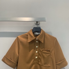 新款🆕 原版开发 Miumi*春夏系列时髦百搭短袖Polo衫,科技棉材质,柔软透气,春夏穿超舒服!经典翻 新款🆕 原版开发 Miumi*春夏系列时髦百搭短袖Polo衫,科技棉材质,柔软透气,春夏穿超舒服!经典翻