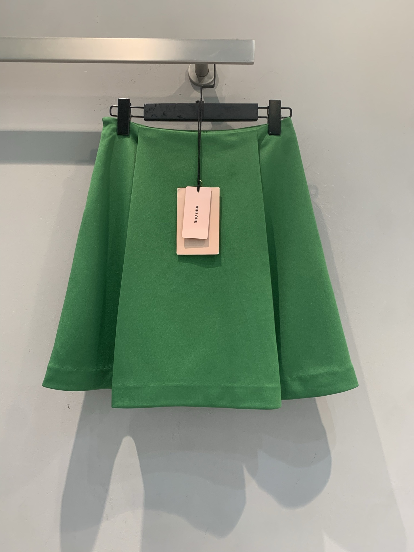 NO:807940,The new model is shipping. M is originally developed by Miumi*, a fashionable and versatile high-waisted A-line candy-colored short skirt in the spring and summer series. It has a high-waisted A-line version. The fabric is crisp and stylish, simple, neat and classy!  The green tone is super eye-catching, a must-have for spring and summer, and it can easily create a fresh and energetic look. The design combines practicality and fashion, and can be easily used for commuting, daily life, and formal occasions. Pair it with a shirt or knitted top, it is elegant without losing personality, and you can easily get a high-end look!  Size SML,,miumiu,skirts,shirts,19860909新款出货啦M 原版开发 Miumi*春夏系列时髦百搭高腰A字糖果色短裙,高腰A字版型,面料挺括有型,简约利落超有气质！绿色调超亮眼,春夏穿搭必备,轻松打造清新活力look.设计融合实用与时尚,通勤、日常、正式场合都能轻松驾驭.搭配衬衫或针织上衣,优雅又不失个性,轻松get高级感！码数SML,,miumiu,skirts,shirts,,Women's clothing