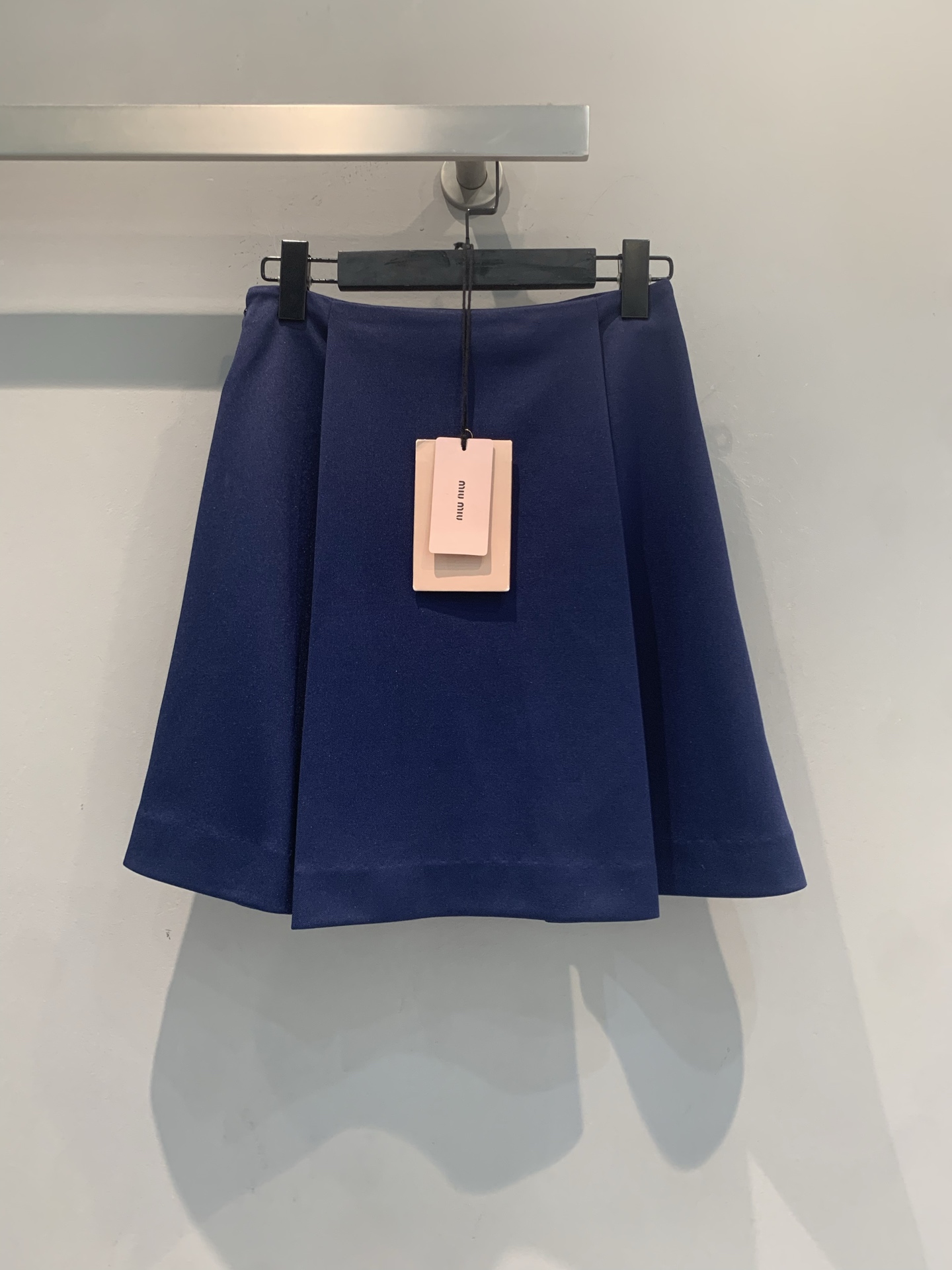 NO:807938,The new model is shipped. M original development Miumi* spring and summer series fashionable and versatile high-waisted A-line candy-colored skirt, high-waisted A-line version, the fabric is crisp and stylish, simple, neat and super elegant!  The green tone is super eye-catching, a must-have for spring and summer, and it can easily create a fresh and energetic look. The design combines practicality and fashion, and can be easily used for commuting, daily life, and formal occasions. Pair it with a shirt or knitted top, it is elegant without losing personality, and you can easily get a high-end look!  Size SML,,miumiu,skirts,shirts,19860909新款出货啦M原版开发 Miumi*春夏系列时髦百搭高腰A字糖果色短裙,高腰A字版型,面料挺括有型,简约利落超有气质！绿色调超亮眼,春夏穿搭必备,轻松打造清新活力look.设计融合实用与时尚,通勤、日常、正式场合都能轻松驾驭.搭配衬衫或针织上衣,优雅又不失个性,轻松get高级感！码数SML,,miumiu,skirts,shirts,,Women's clothing