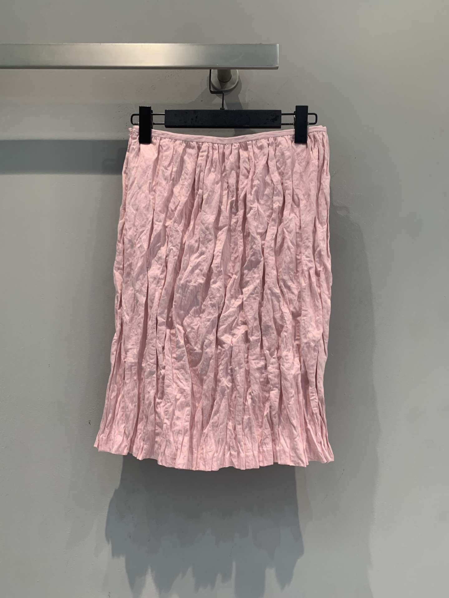 新款🆕 原版开发 Miumi*春夏新款时髦百搭金丝线褶皱半裙，轻盈褶皱面料，柔和粉色超甜美，腰间织带点缀