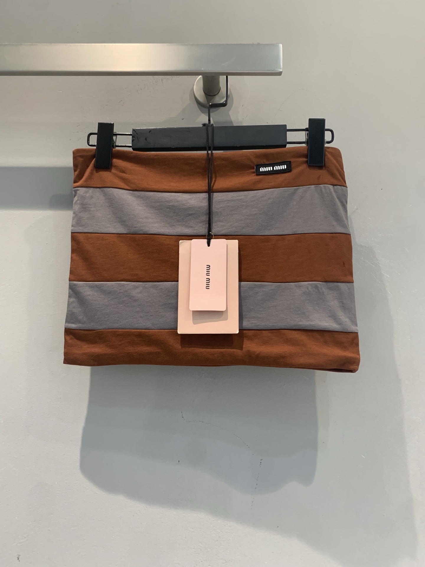 NO:808465,The new model is shipped. M original development Miumi* new spring and summer fashionable and versatile candy-colored striped tube top. Made of cotton knitted fabric, breathable and comfortable, fits the body shape without straps, and the brand woven label on the chest is super recognizable. Straight cut, moderate length, easy to control for commuting and leisure. Paired with high-waisted pants or skirts, you can easily get the energetic summer style!  Code numberSML,,miumiu,skirts,19860909新款出货啦M原版开发 Miumi*春夏新款时髦百搭糖果色条纹抹胸.棉质针织面料,透气又舒适,贴合身形无肩带,胸前品牌织唛超有辨识度.直筒剪裁,长度适中,通勤休闲都能轻松驾驭.搭配高腰裤或裙装,活力夏日风轻松get！码数SML,,miumiu,skirts,,Women's clothing