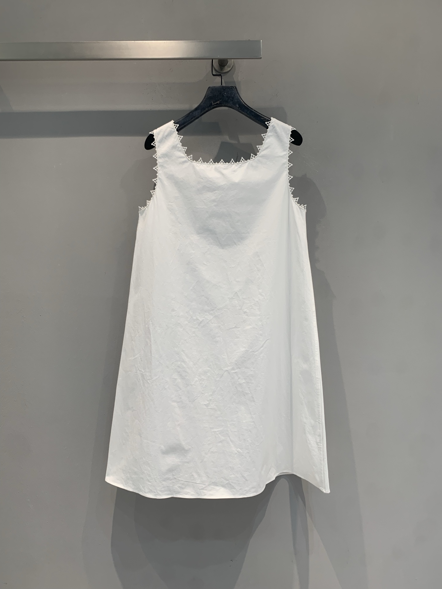 新款🆕 原版开发 Miumi*春夏新款时髦百搭花边无袖针织连衣裙，采用棉质针织面料，胸口有品牌刺绣，三角