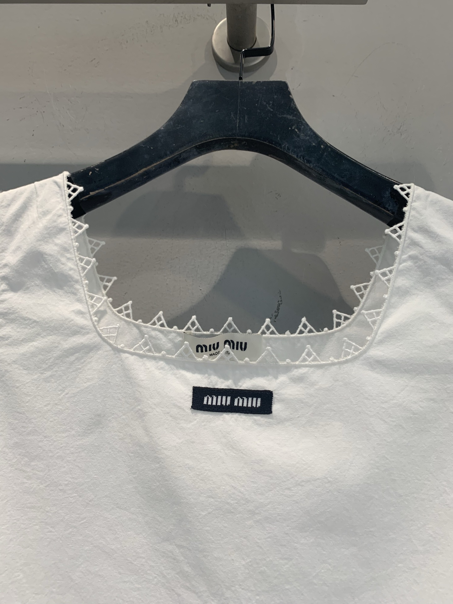 新款🆕 原版开发 Miumi*春夏新款时髦百搭花边无袖针织连衣裙，采用棉质针织面料，胸口有品牌刺绣，三角