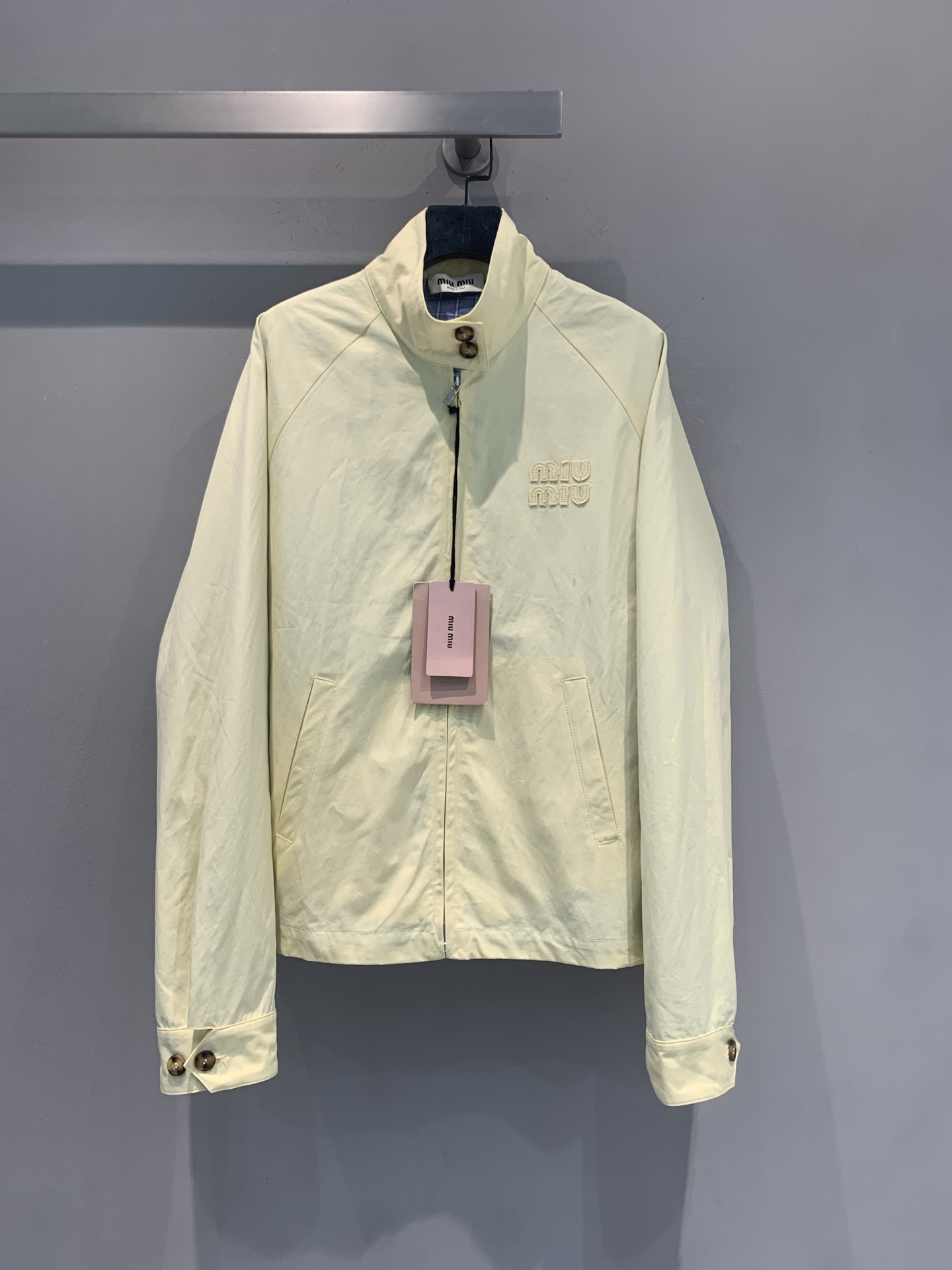 NO:835827,The new model has been shipped. The originally developed Miumi* spring and summer series is a fashionable and versatile goose yellow jacket with a stand-up collar and letter embroidery. It is made of light and thin fabrics and is full of spring atmosphere!  Simple design + brand embroidery on the chest, highly recognizable. The dropped shoulders are loose and comfortable, and the metal buttons on the cuffs are full of details. The goose yellow has low saturation, looks white and gentle, and can be easily worn for commuting or leisure ~ Pair it with a white shirt and jeans, and you can easily get a high-end look!  Size SML,,miumiu,jeans,jackets & coats,shirts,19860909新款出货啦 原版开发 Miumi*春夏系列时髦百搭字母刺绣立领鹅黄色外套,轻薄面料,春日氛围感满满！简约设计+胸前品牌刺绣,辨识度超高.落肩剪裁宽松舒适,袖口金属纽扣细节感拉满.鹅黄色低饱和度,显白又温柔,通勤or休闲都能轻松驾驭～搭配白衬衫、牛仔裤,轻松get高级感穿搭！码数SML,,miumiu,jeans,jackets & coats,shirts,,Women's clothing