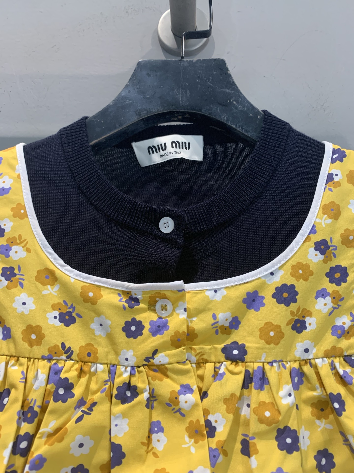 新款🆕 原版开发 Miumi*早春新款时髦复古碎花假两件上衣。黄色碎花+黑色针织假两件设计,荷叶边拼接超 新款🆕 原版开发 Miumi*早春新款时髦复古碎花假两件上衣。黄色碎花+黑色针织假两件设计,荷叶边拼接超