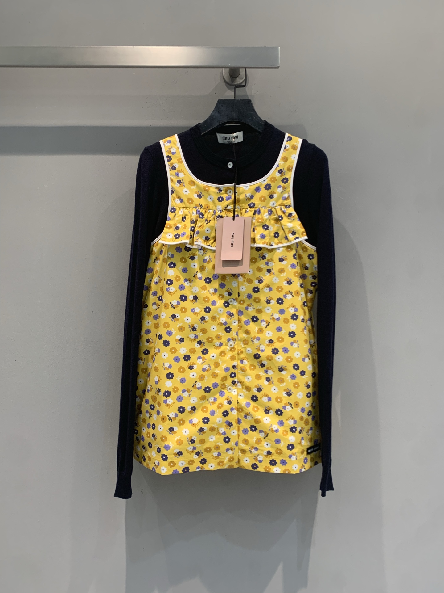 NO:807947,The new model is shipping. M is the original development of Miumi* early spring new fashionable retro floral fake two-piece top. Yellow floral + black knitted fake two-piece design, ruffle stitching is super layered!  Poplin + wool knit, light and warm, very suitable for spring and summer. Floral flowers embellish the spring atmosphere. Two-piece layers are fashionable and practical. The length of the skirt is friendly to small people, and tall people can also wear trousers. It can be worn front or back, and it is OK to match jeans, trousers, and shorts. It is easy to have a sweet and cool girl style. Size SML,,miumiu,skirts,shorts,jeans,19860909新款出货啦M 原版开发 Miumi*早春新款时髦复古碎花假两件上衣.黄色碎花+黑色针织假两件设计,荷叶边拼接超有层次感！府绸+羊毛针织,轻盈又保暖,春夏穿超合适.碎花点缀春日氛围,假两件叠穿时髦又实用,裙长友好小个子,高个子也能搭裤装.正反都能穿,搭配牛仔裤、西裤、短裤都OK,甜酷少女风轻松拿捏.码数SML,,miumiu,skirts,shorts,jeans,,Women's clothing