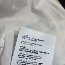 新款🆕 原版开发 Miumi*早春新款时髦复古碎花假两件上衣。黄色碎花+黑色针织假两件设计,荷叶边拼接超 新款🆕 原版开发 Miumi*早春新款时髦复古碎花假两件上衣。黄色碎花+黑色针织假两件设计,荷叶边拼接超
