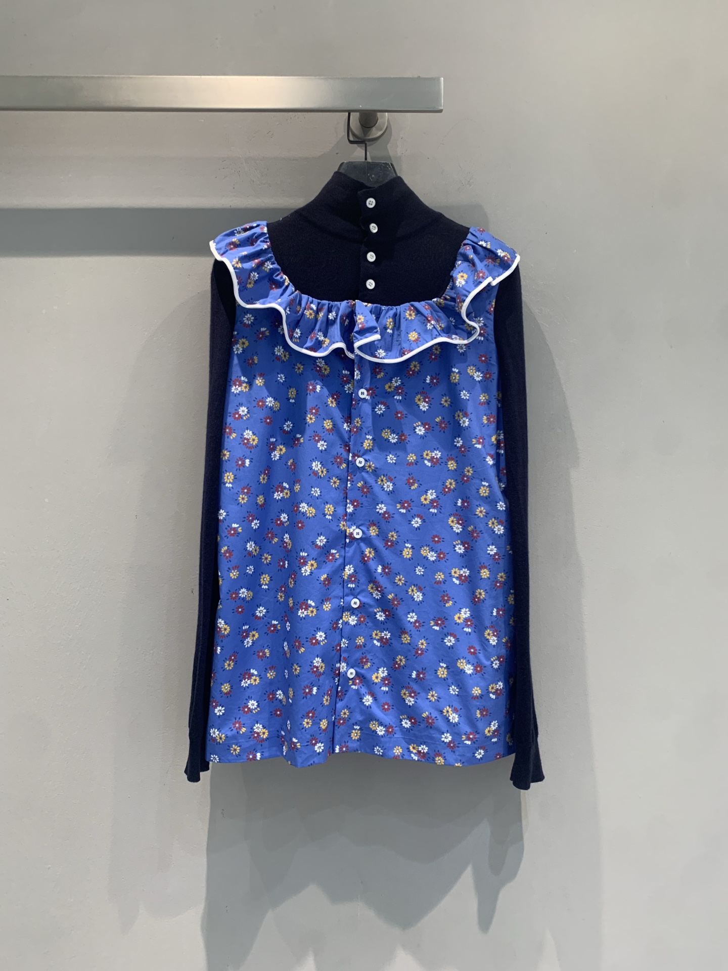 新款🆕 原版开发 Miumi*早春新款时髦复古碎花假两件上衣，府绸+羊毛针织拼接，荷叶边大翻领超有少女感