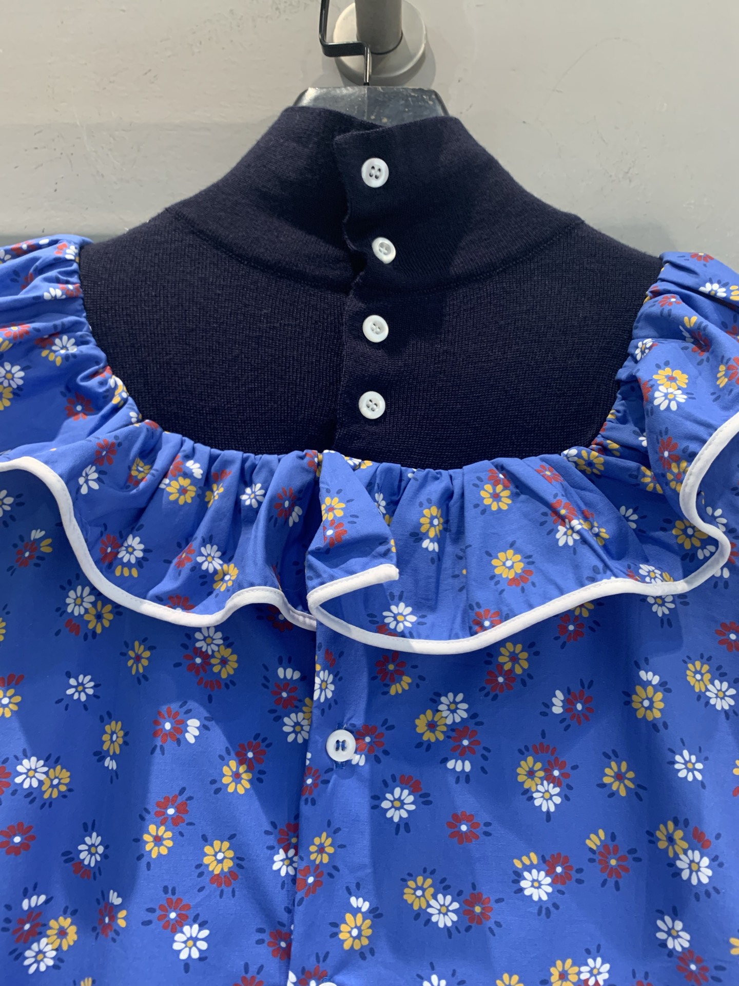 新款🆕 原版开发 Miumi*早春新款时髦复古碎花假两件上衣，府绸+羊毛针织拼接，荷叶边大翻领超有少女感