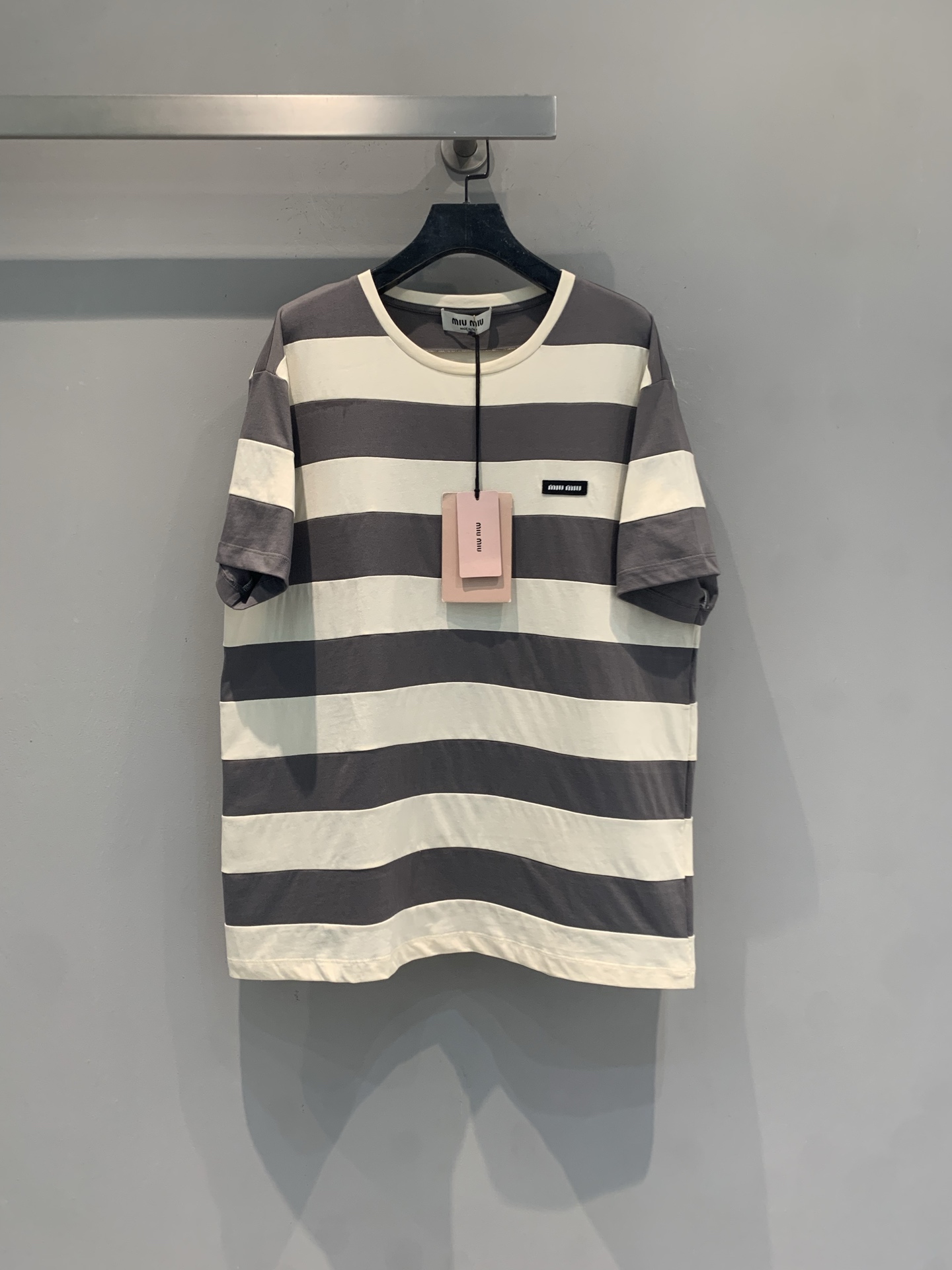NO:807939,The new model is shipping M. Originally developed by Miumi*, the new fashionable and versatile striped short-sleeved T-shirt for spring and summer has a gray and white horizontal stripe design and a brand logo on the left chest. It is simple and recognizable. The fabric is soft and breathable, making it super comfortable to wear in summer!  The loose fit makes it easy to create a genderless or boyish look. It goes well with shorts and skirts and can be easily used in daily outings and casual occasions. Sizes are SML, miumiu, skirts, shorts, T-shirts, tees, t-shirts,19860909新款出货啦M 原版开发 Miumi*春夏新款时髦百搭条纹短袖T恤,灰白横条纹设计,左胸品牌标识,简约又有辨识度.面料柔软透气,夏天穿超舒服！宽松版型,轻松打造无性别或少年感穿搭,搭配短裤、半裙都很OK,日常出街、休闲场合都能轻松驾驭.码数SML,,miumiu,skirts,shorts,T-shirt,tees，t-shirt,,Women's clothing