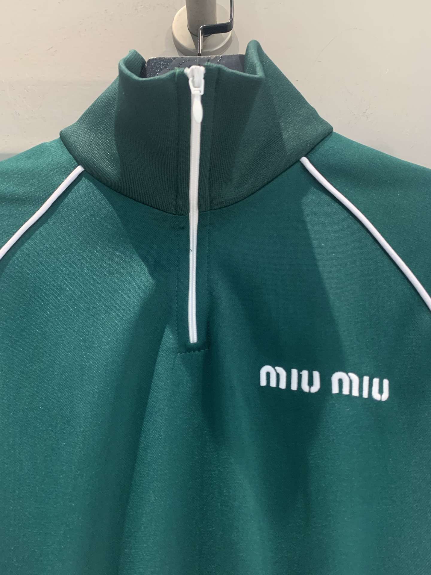 新款🆕 原版开发 MiuMi*春夏新款森绿色运动风连衣裙，采用拉链立领+短袖设计，轻质聚酯纤维材质，舒适