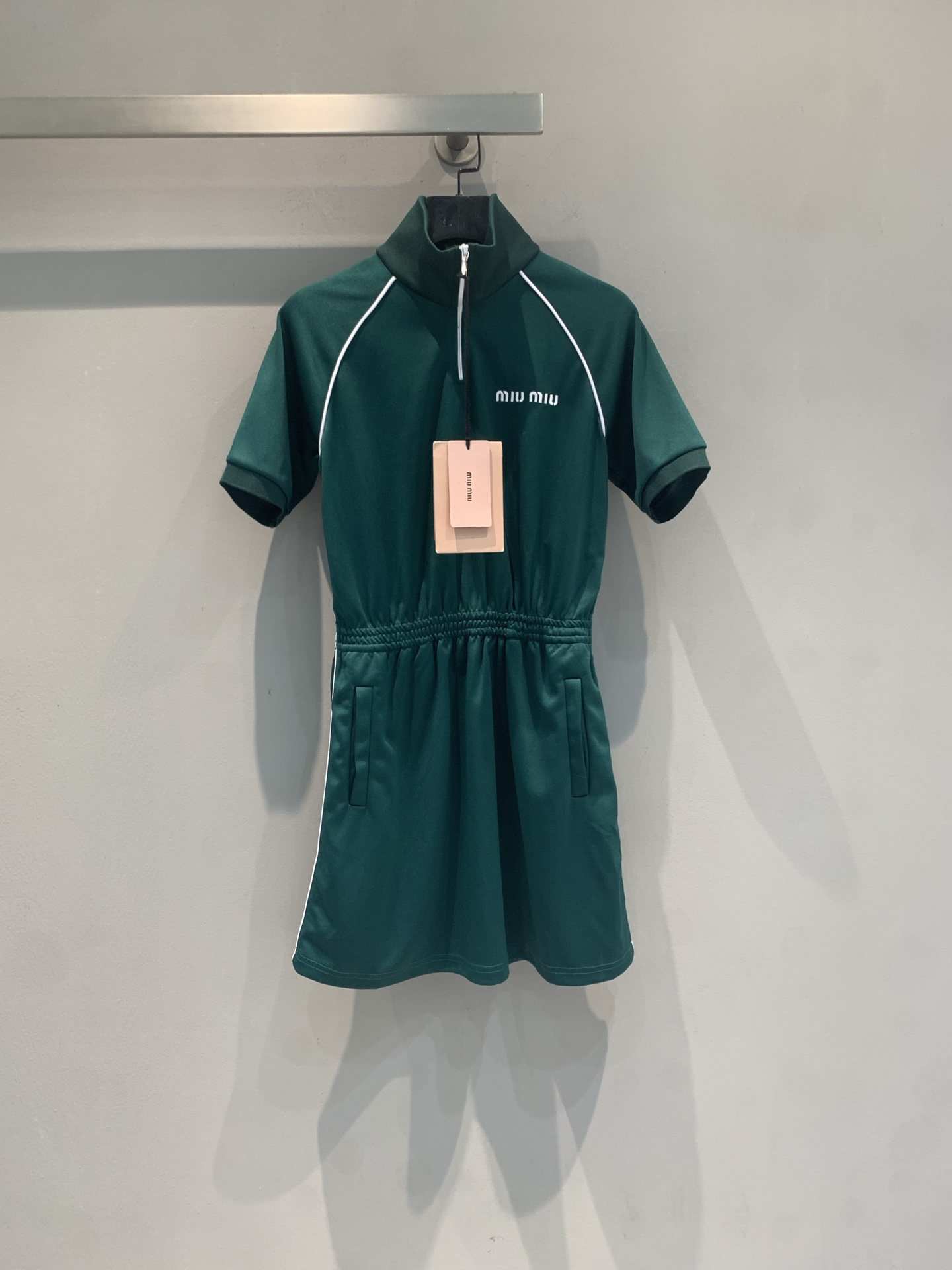 NO:807956,The new model is shipped. M original development MiuMi* spring and summer new forest green sports style dress, with zipper stand collar + short sleeve design, lightweight polyester fiber material, comfortable and breathable. The elastic waist design fits the body shape, and there are pockets on both sides of the skirt, practical and fashionable. The forest green color is super energetic and can be easily used in daily or sports scenes. It goes well with sports shoes and casual shoes, and you can easily get a fashionable sports style!  Size SML,,miumiu,sneakers,skirts,T-shirt,19860909新款出货啦M原版开发 MiuMi*春夏新款森绿色运动风连衣裙,采用拉链立领+短袖设计,轻质聚酯纤维材质,舒适又透气.腰部松紧设计,贴合身形,裙摆两侧有口袋,实用又时髦.森绿色调超有活力,日常或运动场景都能轻松驾驭,搭配运动鞋、休闲鞋都很出彩,轻松get时尚运动风！码数SML,,miumiu,sneakers,skirts,T-shirt,,Women's clothing