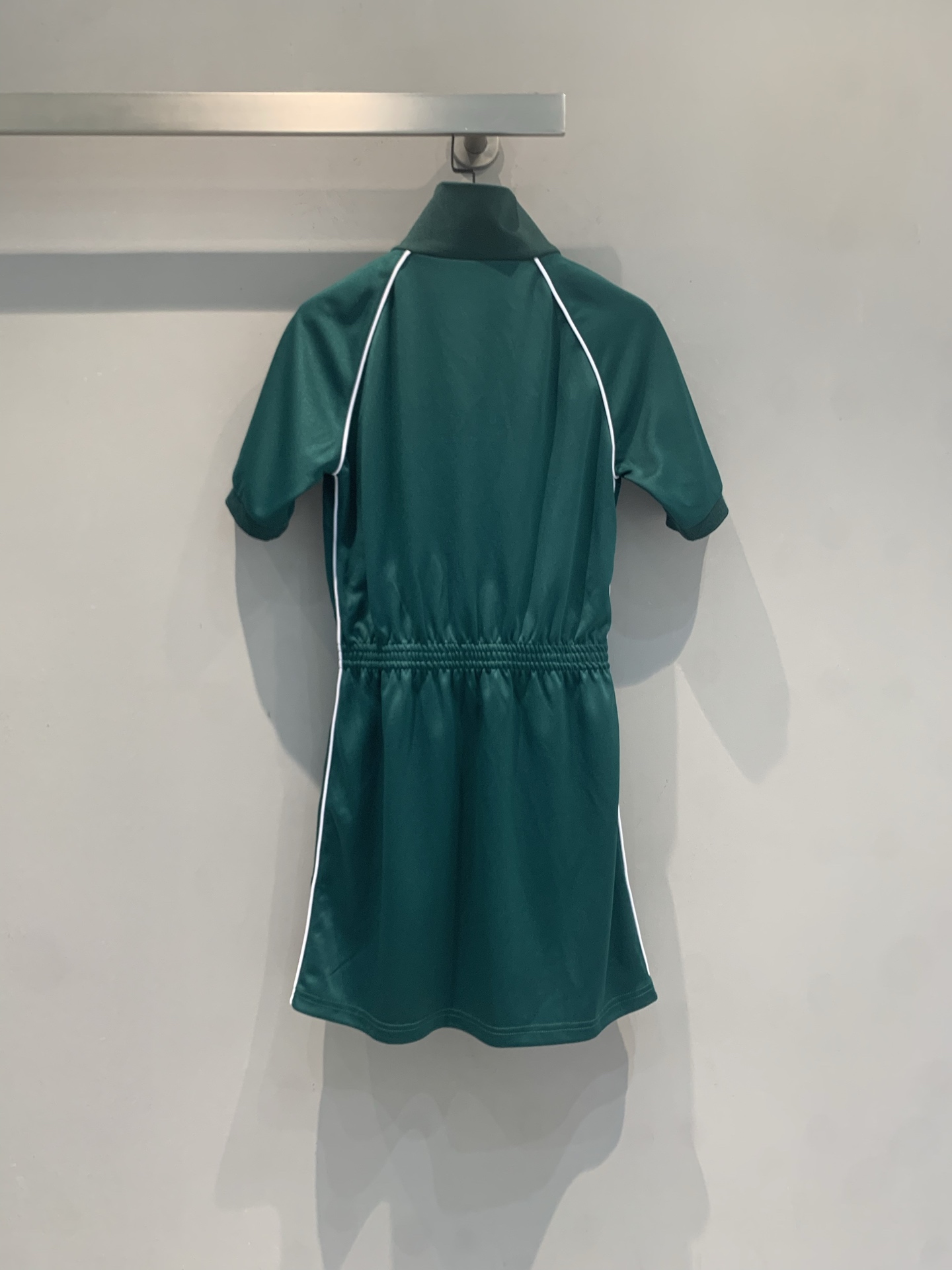 新款🆕 原版开发 MiuMi*春夏新款森绿色运动风连衣裙，采用拉链立领+短袖设计，轻质聚酯纤维材质，舒适