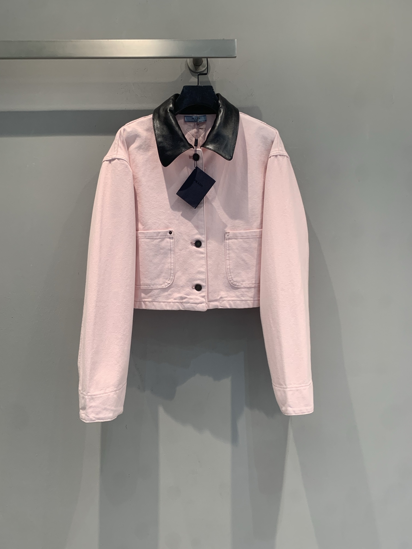 NO:807941,The new model is shipped. M original development Prad* 2026 spring and summer series pink denim jacket. The short design shows off the body proportions and is very friendly to little people!  The black leather lapels are in contrasting colors, giving it a sweet and cool feel. The soft cotton denim is comfortable to wear, and there are two pockets on the front, which is practical and fashionable. It can be easily used for daily commuting and leisure. Pair it with high-waisted pants or skirts to easily get a Korean-style atmosphere!  Size SML,,prada,skirts,jackets & coats,19860909新款出货啦M原版开发 Prad* 2026春夏系列粉色牛仔夹克,短款设计超显身材比例,对小个子超友好！黑色皮革翻领撞色,甜酷感满分.柔软棉质牛仔布,穿着舒适,正面有两个口袋,实用又时髦.日常通勤、休闲都能轻松驾驭,搭配高腰裤或裙装,轻松get韩系氛围感穿搭！码数SML,,prada,skirts,jackets & coats,,Women's clothing