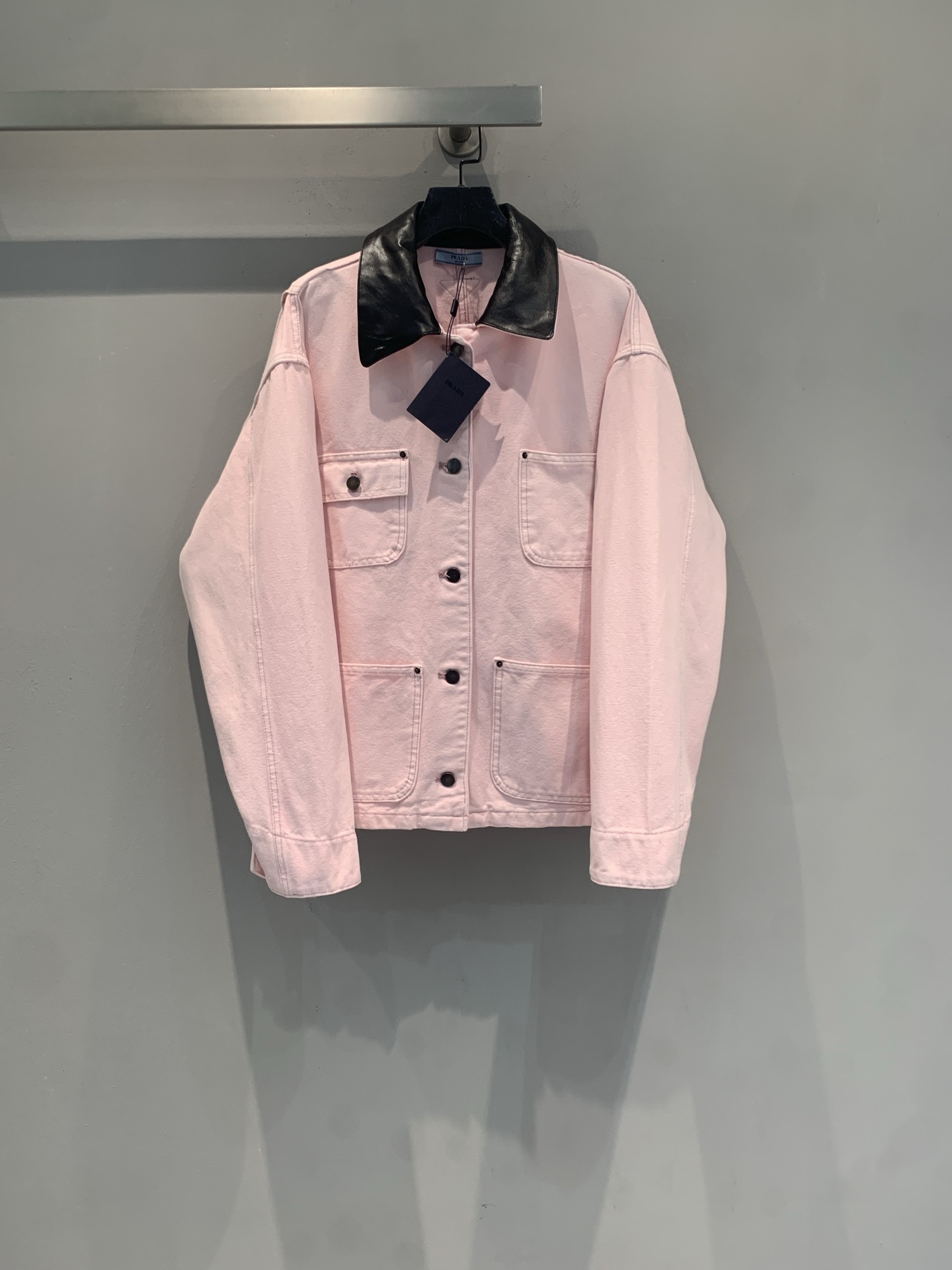 NO:807943,The new model is shipped. M original development Prad* 2026 spring and summer cherry blossom pink work jacket, cotton denim fabric + waxed leather lapel, perfect score for sweet and cool style!  The multi-pocket design is practical and stylish, the loose fit is super casual, and the short style is super friendly to little people. The cherry blossom pink has low saturation and is gentle and white. It goes well with dark skirts or jeans, and can easily create a sweet-cool or retro style. It can be worn for daily commuting and leisure, comfortable and fashionable, and it is a must-have hot item in spring and summer!  Size SML,,prada,skirts,jeans,jackets & coats,19860909新款出货啦M原版开发 Prad* 2026春夏樱花粉工装夹克,棉质牛仔面料+油蜡皮翻领,甜酷风格满分！多口袋设计实用又有型,宽松版型超显随性,短款对小个子超友好.樱花粉低饱和度,温柔显白,搭配深色裙装或牛仔裤都很出彩,轻松打造甜酷or复古风.日常通勤、休闲都能穿,舒适又时髦,是春夏必入热门单品！码数SML,,prada,skirts,jeans,jackets & coats,,Women's clothing