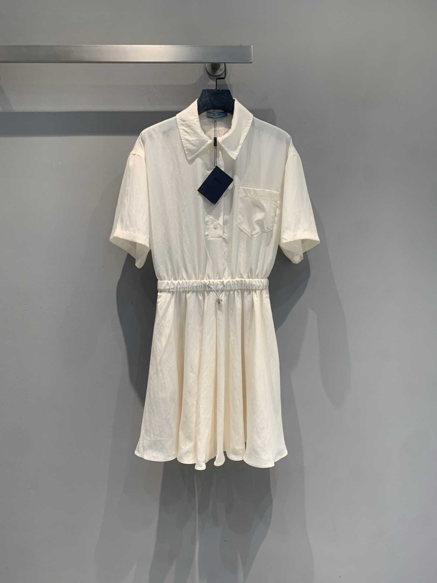 NO:808477,The new model is shipped. M original development Prad* new spring and summer fashionable and versatile light apricot pleated texture shirt skirt, made of native cotton blend, light and breathable, super comfortable to wear in summer!  Short sleeves + half placket design, retro and practical, waist-cinching tailoring, flattering the body shape and very comfortable. The skirt length is moderate, suitable for commuting and leisure, the light apricot color is versatile and does not matter skin color, it looks great with any accessories ~ Size SML, prada, skirts, shirts, T-shirt,19860909新款出货啦M原版开发 Prad*春夏新款时髦百搭浅杏色褶皱肌理衬衫裙,采用原生棉混纺,轻盈透气,夏天穿超舒服！短袖+半开襟设计,复古又实用,腰部收腰剪裁,修饰身形还很舒适.裙摆长度适中,通勤休闲都能穿,浅杏色百搭不挑肤色,随便搭配配饰都很出彩～码数SML,,prada,skirts,shirts,T-shirt,,Women's clothing