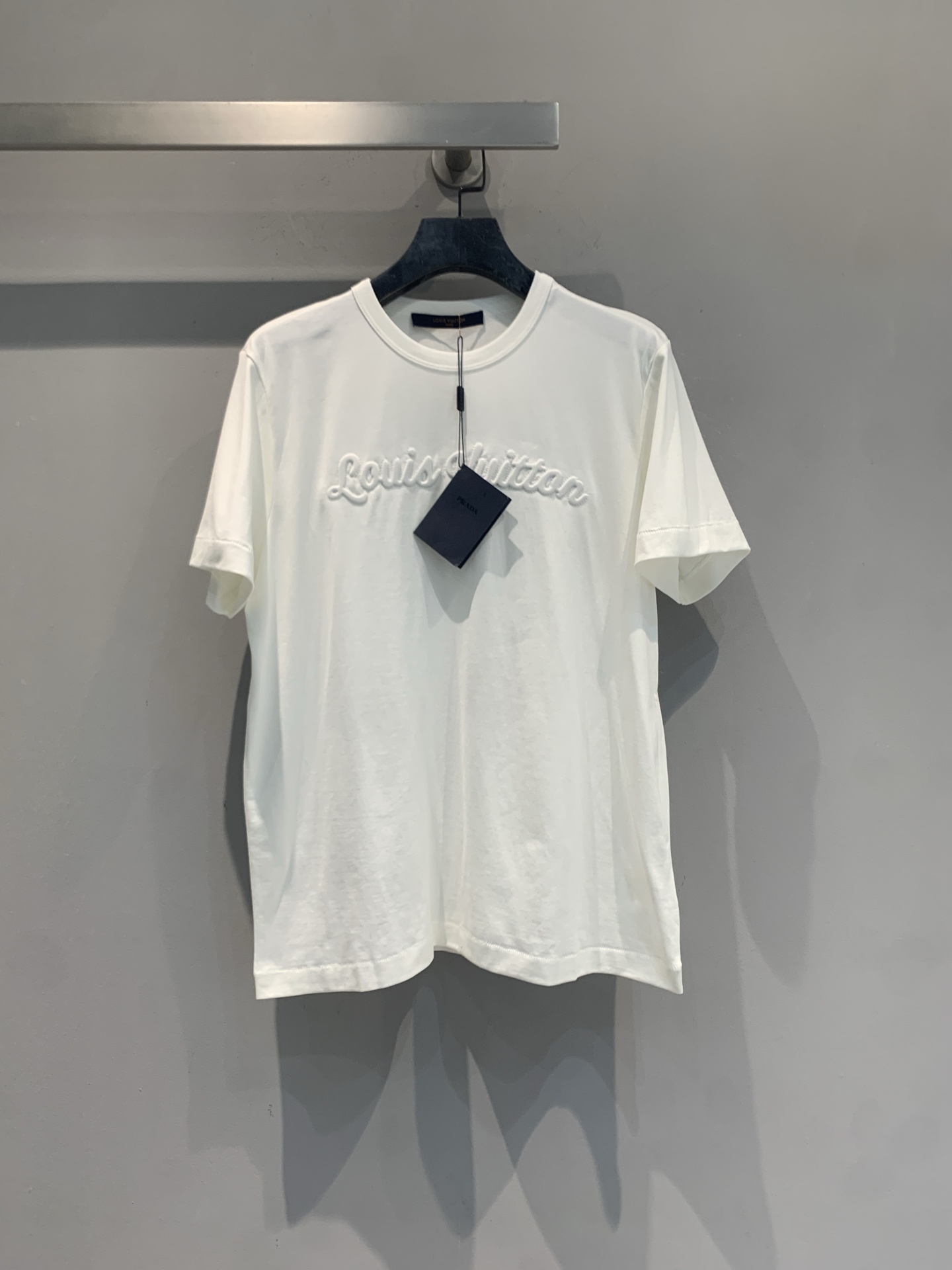 NO:808487,The new model is on the way. Originally developed by M, L's new fashionable and versatile three-dimensional embossed logo T-shirt for spring and summer is made of high-quality pure cotton, soft and breathable, and super comfortable to wear in spring and summer!  The three-dimensional embossed logo on the front has perfect texture and high recognition. The loose round neck design can be easily controlled by both men and women. It is versatile to wear alone or as an inner layer. The size is SML, Louis Vuitton, tees, t-shirt,19860909新款出货啦M 原版开发 L家春夏新款时髦百搭立体浮雕logo T恤,采用高品质纯棉,柔软透气,春夏穿超舒服！正面立体浮雕logo,质感满分,辨识度超高.宽松圆领设计,男女都能轻松驾驭,单穿或内搭都很百搭.码数SML,,louis vuitton,tees，t-shirt,,Women's clothing