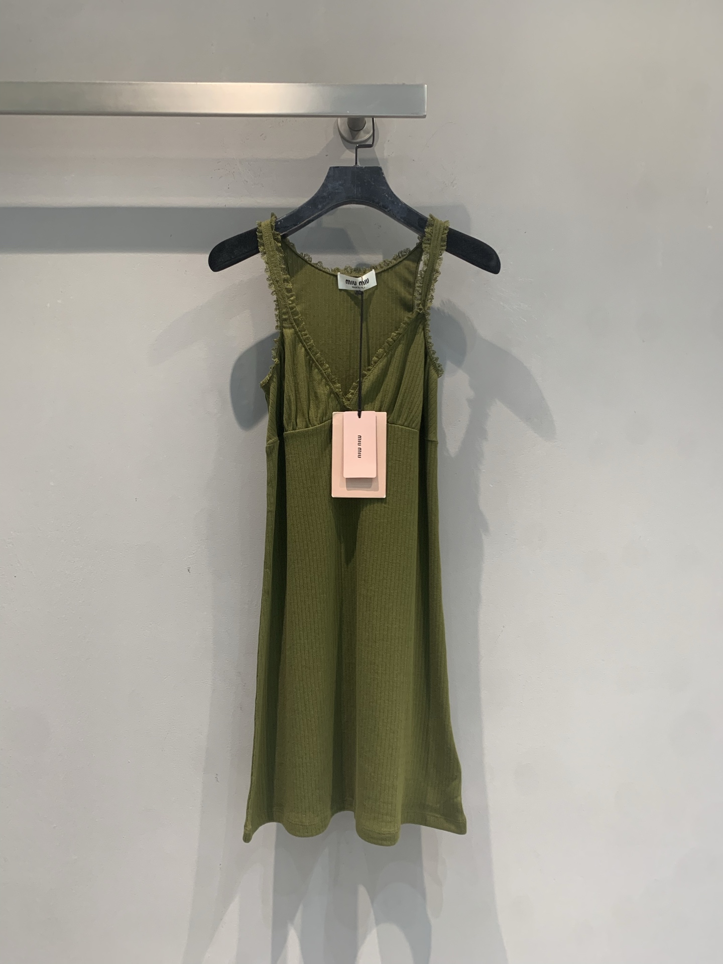 NO:822179,The new model is shipped M. Original development department Miumi*'s new spring and summer V-neck lace olive green knitted suspender skirt. The ribbed fabric has good elasticity and fits the body shape. The V-neck + lace design is super detailed. The olive green is white and yellow-skin friendly. It looks great when worn alone or layered with a T-shirt. It is easy to switch styles. The skirt is moderate in length and can be worn daily, on vacation, and on dates. It is comfortable and fashionable. It is a must-have versatile item in spring and summer!  Code number SML,,miumiu,skirts,tees,t-shirt,19860909新款出货啦M 原版开发部Miumi*春夏新款V领花边橄榄绿针织吊带裙,罗纹面料弹性好,贴合身形,V领+花边设计超有细节感.橄榄绿显白,黄皮友好,单穿或叠搭T恤都很出彩,轻松切换风格.裙长适中,日常、度假、约会都能穿,舒适又时髦,是春夏必入的百搭单品！码数SML,,miumiu,skirts,tees，t-shirt,,Women's clothing