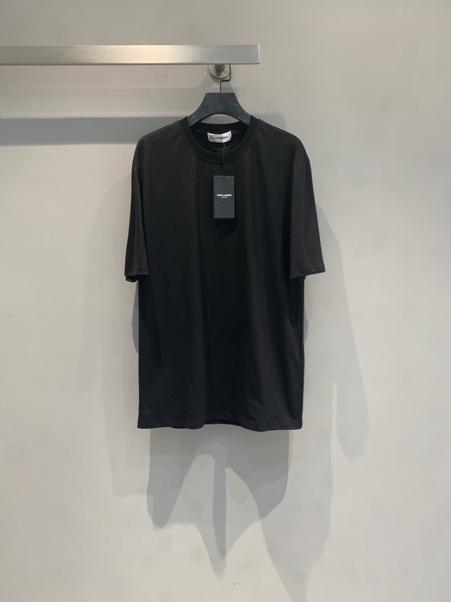 NO:822151,The new model is shipped M. The original development YSL spring and summer new Right Bank series letter T-shirt, pure cotton material, loose Oversize version, super loose feeling on the upper body. The letters printed on the back are 'SAINT LAURENT 213 SAINT-HONOR PARIS', paying tribute to the brand flagship store on Saint-Honore Street in Paris, with perfect recognition. Simple design and versatile attributes, it is great whether worn alone or as an inner layer. It can easily create high-end street style and is a basic wardrobe essential!  Code number SML,,saint laurent,saint laurent,versace,tees,t-shirt,19860909新款出货啦M 原版开发 YSL春夏新款右岸系列字母T恤,纯棉材质,宽松Oversize版型,上身超松弛感.背部字母印花“SAINT LAURENT 213 SAINT-HONOR PARIS”,致敬品牌巴黎圣奥诺雷街旗舰店,辨识度满分.简约设计,百搭属性,无论单穿还是内搭都很出彩,轻松打造高级街头风,是衣橱必备基础款！码数SML,,saint laurent,saint laurent,versace,tees，t-shirt,,Women's clothing