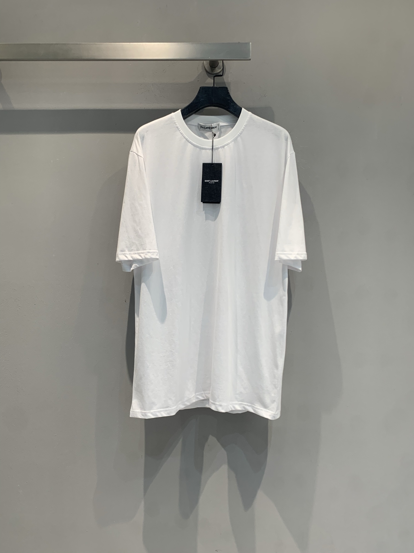 NO:822165,The new model is shipped. M original development YSL spring and summer new Right Bank series letter T-shirt, pure cotton material, loose Oversize version, super loose upper body. The letters printed on the back are 'SAINT LAURENT 213 SAINT-HONOR PARIS', paying tribute to the brand's flagship store on Saint-Honore Street in Paris, and it is highly recognizable. Simple design, versatile attributes, great whether worn alone or as an inner layer, easily create high-end street style, it is a basic wardrobe essential!  Code number SML,,saint laurent,saint laurent,versace,tees,t-shirt,19860909新款出货啦M原版开发 YSL春夏新款右岸系列字母T恤,纯棉材质,宽松Oversize版型,上身超松弛感.背部字母印花“SAINT LAURENT 213 SAINT-HONOR PARIS”,致敬品牌巴黎圣奥诺雷街旗舰店,辨识度满分.简约设计,百搭属性,无论单穿还是内搭都很出彩,轻松打造高级街头风,是衣橱必备基础款！码数SML,,saint laurent,saint laurent,versace,tees，t-shirt,,Women's clothing