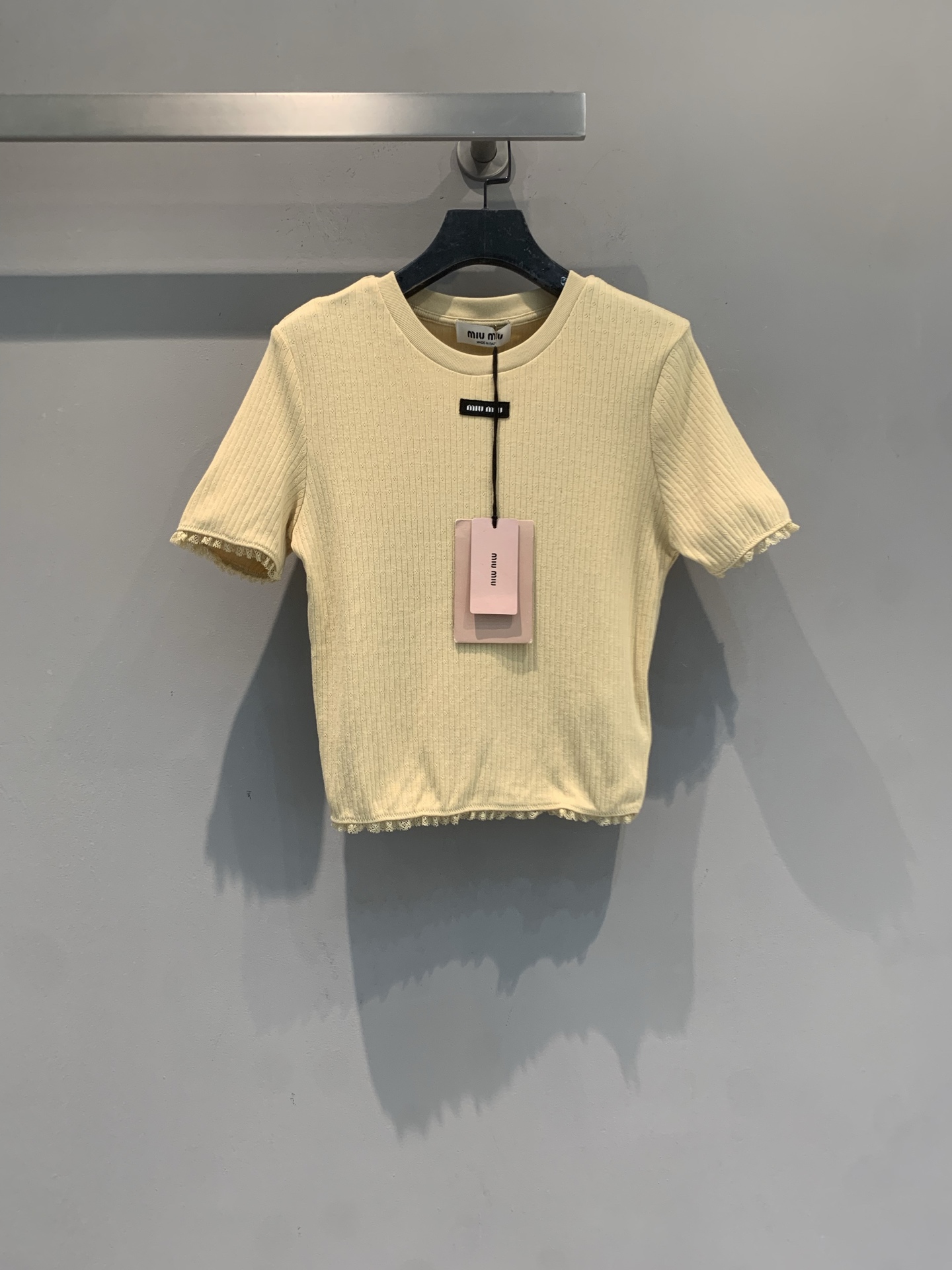 NO:828218,The new model is shipped. M original development Miumi* spring and summer new trendy and versatile milky yellow lace spliced ​​short-sleeved T-shirt, ribbed knitted fabric, soft and close-fitting, super comfortable to wear in summer!  The lace on the cuffs and hem is full of details, sweet and delicate. The round neck design is simple and elegant, and the cream color is white and gentle, which can be easily worn by yellow-skinned sisters. It looks great when worn alone or paired with skirts and jeans. It can be worn for commuting, dating, and vacations!  Limited edition, with both design and practicality, a must-have for fashionistas. Size SML,,miumiu,skirts,jeans,T-shirt,tees,t-shirt,19860909新款出货啦M原版开发 Miumi*春夏新款时髦百搭奶黄色蕾丝拼接短袖T恤,罗纹针织面料,柔软贴身,夏天穿超舒服！袖口和下摆蕾丝花边,细节满分,甜美又精致.圆领设计简约大方,奶黄色显白又温柔,黄皮姐妹也能轻松驾驭～单穿或搭配半裙、牛仔裤都很出彩,通勤、约会、度假都能穿！限量款,设计感和实用性兼具,时髦精必入.码数SML,,miumiu,skirts,jeans,T-shirt,tees，t-shirt,,Women's clothing