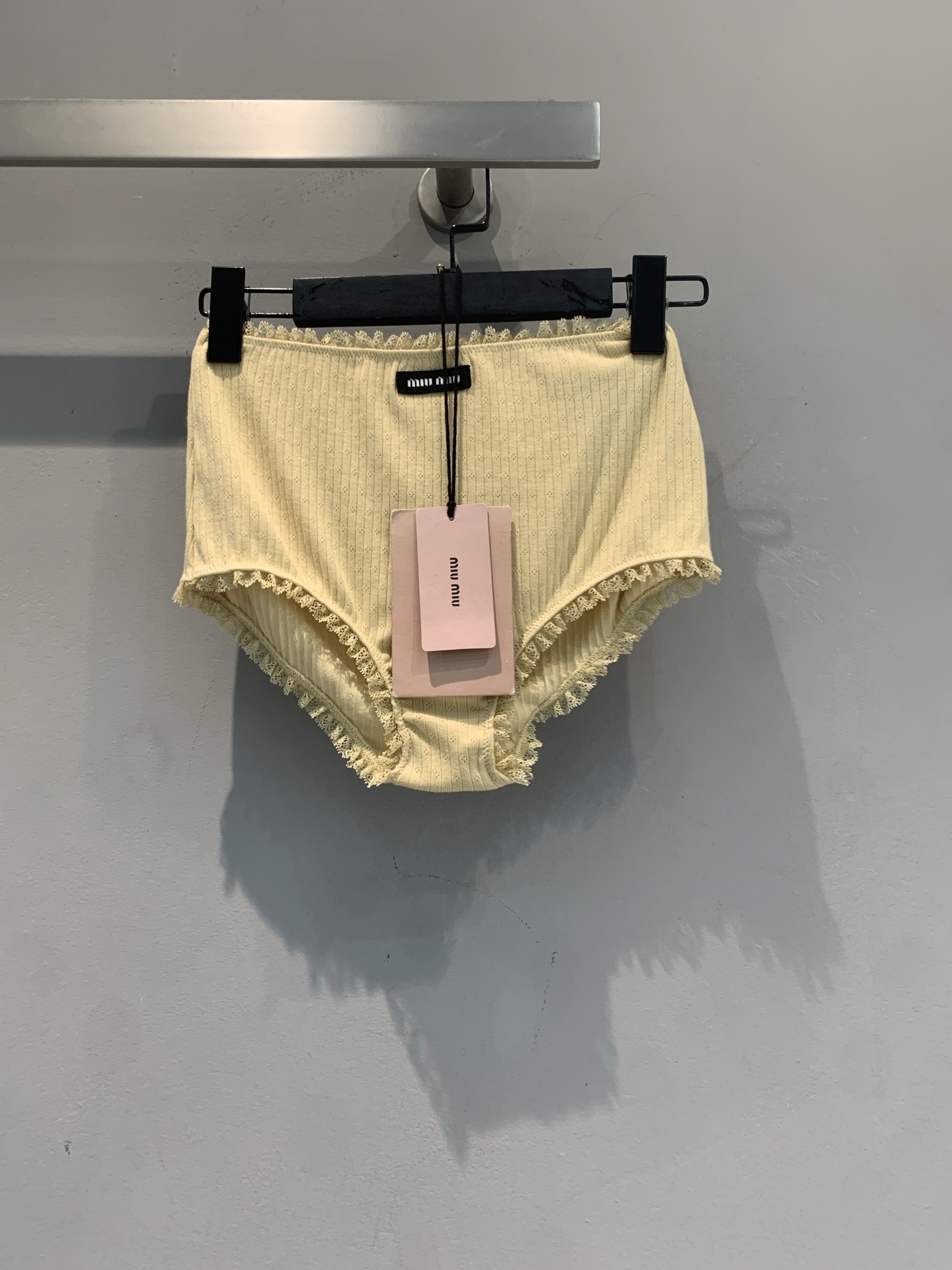 NO:828235,The new model is shipping. M is originally developed by Miumi* and is a new fashionable and versatile lace-edged knitted shorts for spring and summer. It is made of soft knitted fabric, has good elasticity and fits well, and is super comfortable for daily wear!  There are delicate wavy laces on the edges, giving it a girly feel. The light yellow color is fresh and bright, which is perfect for matching in spring and summer. It comes with a brand tag, authentic and worry-free, suitable for sisters who like comfort and fashion ~ Size SML,, miumiu, shorts,19860909新款出货啦M 原版开发 Miumi*春夏新款时髦百搭蕾丝边针织短裤,采用柔软针织面料,弹性好又贴合,日常穿着超舒适！边缘有精致波浪花边,少女感满满.浅黄色清新明亮,春夏季节搭配超合适.附品牌吊牌,正品无忧,适合喜欢舒适和时尚的姐妹们～码数SML,,miumiu,shorts,,Women's clothing