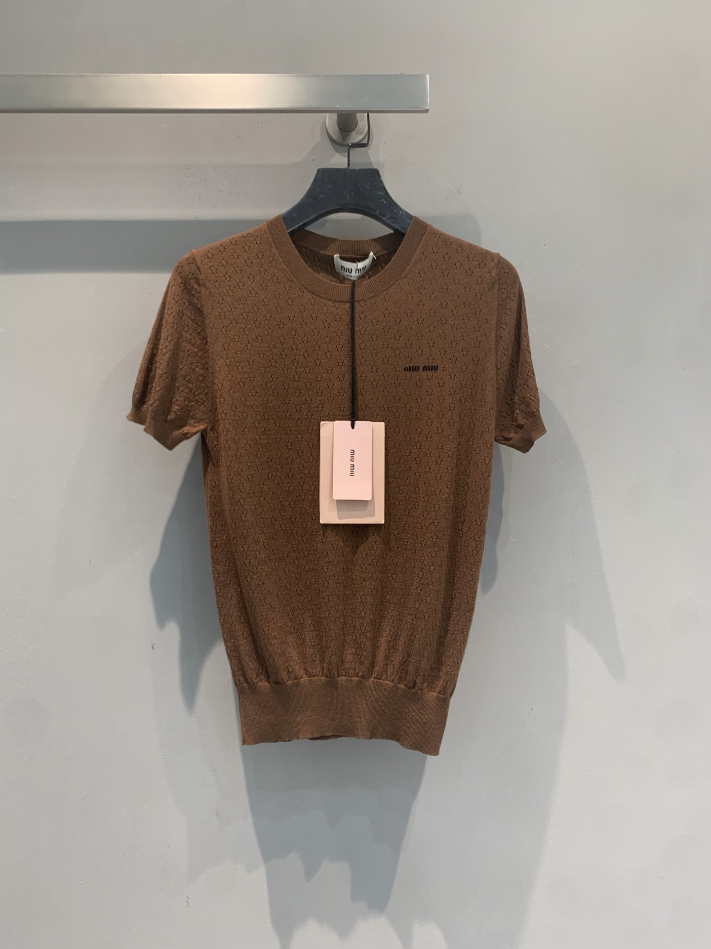 NO:828256,The new model is shipped. M is originally developed by Miumi* for spring and summer. The new fashionable retro brown cashmere knitted short-sleeves are designed with pit ribs, which are elastic and comfortable. The round neck is simple and elegant, and there is a brand embroidered LOGO on the left chest, which is full of details. The hem is ribbed, the version is three-dimensional, and the brown color is very suitable for autumn and winter. It looks great with light-colored inner wear or dark trousers!  It can be easily controlled for daily commuting and leisure, and it is playful and age-reducing without losing quality. Size SML, miumiu, T-shirt,19860909新款出货啦M 原版开发 Miumi*春夏新款时髦复古棕色羊绒针织短袖,采用坑条罗纹设计,弹性好又舒适,圆领简约大方,左胸有品牌刺绣LOGO,细节感满满.下摆罗纹收口,版型立体,棕色调超适合秋冬,搭配浅色内搭或深色裤装都很出彩！日常通勤、休闲都能轻松驾驭,俏皮减龄又不失质感.码数SML,,miumiu,T-shirt,,Women's clothing