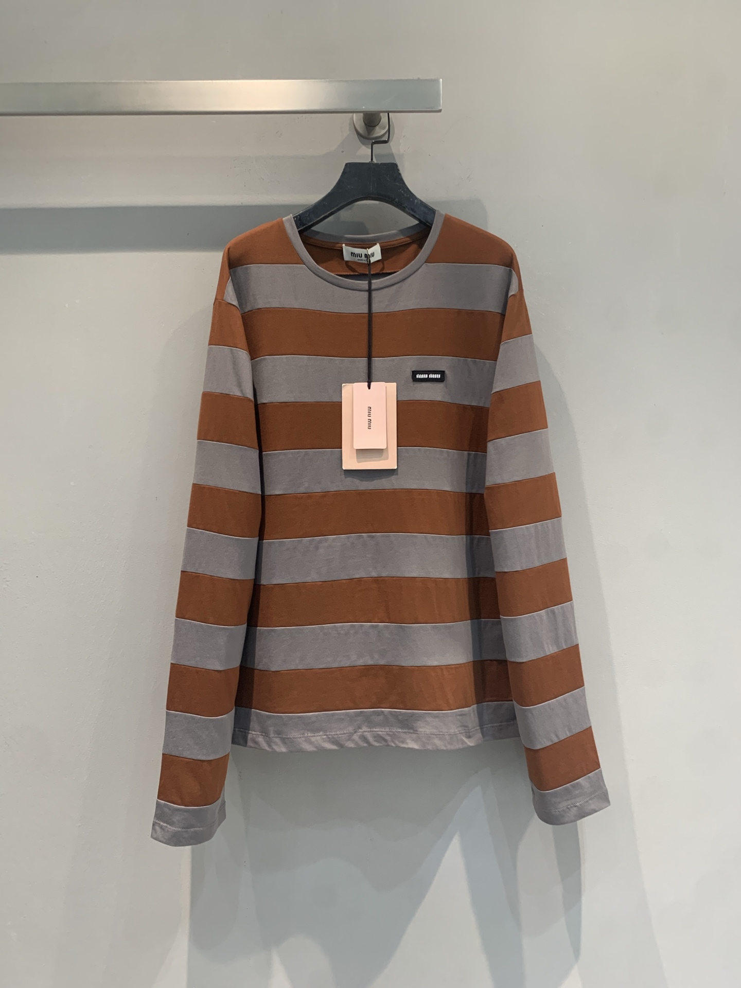 NO:828250,The new model is shipped. M original development Miumi* spring and summer new fashionable retro striped round neck long-sleeved T-shirt. Made of high-count and high-density plain fabric, 160g weight, soft, skin-friendly and breathable, super comfortable to wear in spring and autumn!  Orange and gray contrasting stripes + brand logo on the chest, full of retro and lazy style. Loose fit, suitable for daily casual and simple wear. It goes well with shorts or jeans, easily creating a casual atmosphere ~ Size SML, miumiu, shorts, jeans, tees, t-shirt,19860909新款出货啦M原版开发 Miumi*春夏新款时髦复古条纹圆领长袖T恤.采用高支高密平纹面料,160g克重,柔软亲肤又透气,春秋穿超舒服！橙灰撞色条纹+胸前品牌标识,复古慵懒风满满.宽松版型,日常休闲、简约穿搭都OK,搭配短裤或牛仔裤都很出彩,轻松打造随性氛围感～码数SML,,miumiu,shorts,jeans,tees，t-shirt,,Women's clothing