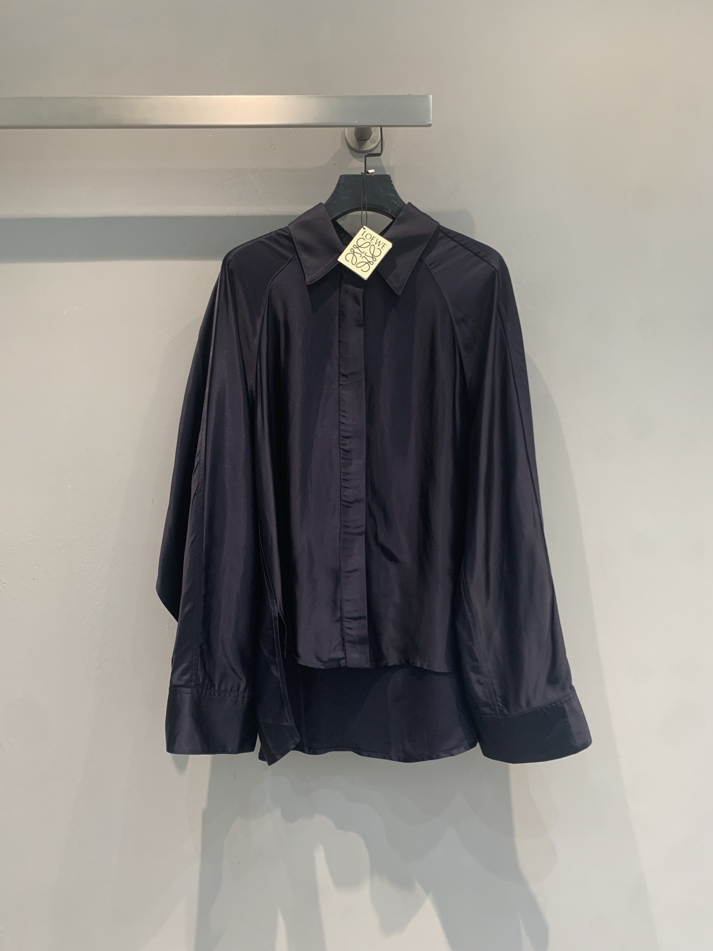 NO:828223,The new model is shipped. M original development Loew* new spring and summer fashionable and versatile irregular lapel shirt. Made of light and breathable fabric, perfect drape, simple lapel + loose cuff design, easy to control in daily commuting. Black and versatile, it is super elegant when paired with a khaki skirt or suit pants, and can be held in the workplace or leisure occasions!  The fabric is wrinkle-resistant and easy to care for. It is very suitable for spring and autumn. It is comfortable and fashionable. It is easy to create a high-end look ~ size SML, loewe, skirts, shirts, business suit,19860909新款出货啦M原版开发 Loew*春夏新款时髦百搭不规则翻领衬衫.采用轻薄透气面料,垂坠感满分,简约翻领+宽松袖口设计,通勤日常都能轻松驾驭.黑色百搭,配卡其裙或西装裤都超有气质,职场or休闲场合都能hold住！面料抗皱,易打理,春秋季节穿超合适,舒适又时髦,轻松打造高级感穿搭～码数SML,,loewe,skirts,shirts,business suit,,Women's clothing