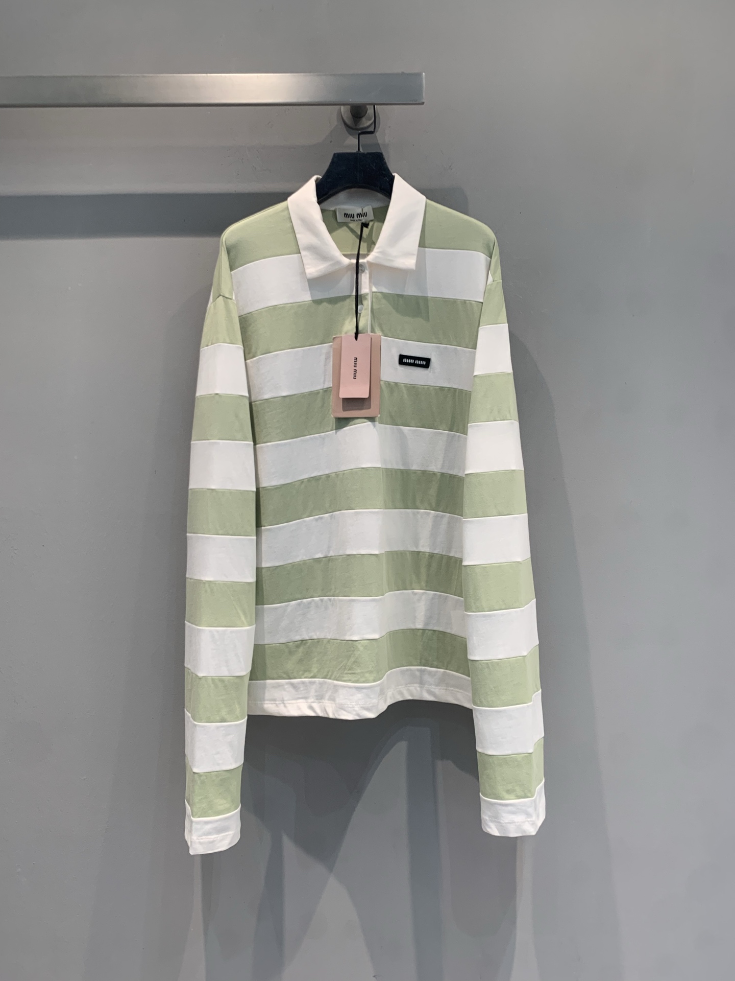 NO:828242,The new model is shipping. The original developed Miumi* new spring and summer college style fashionable green and white striped Polo shirt is made of pure cotton, light and breathable, and super comfortable to wear in summer!  Wide stripe splicing design, exquisite craftsmanship, full of details. Polo collar + long sleeves, academic style to reduce age and protect from sun. The loose fit is super friendly to the figure, slimming and versatile. The green and white color scheme is fresh and white, and it looks great with jeans or white skirts. It can be easily used in daily outings and casual occasions. It is a must-have item in the summer wardrobe!  Code numberSML,,miumiu,skirts,jeans,19860909新款出货啦 原版开发 Miumi*春夏新款学院风时髦绿白条纹Polo衫,采用纯棉,轻薄透气,夏天穿超舒服！宽条纹拼接设计,工艺精致,细节满分.Polo领+长袖,学院风减龄又防晒,宽松版型对身材超友好,显瘦又百搭.绿白配色清新显白,搭配牛仔裤或白色半裙都很出彩,日常出街、休闲场合都能轻松驾驭,是夏日衣橱必备单品！码数SML,,miumiu,skirts,jeans,,Women's clothing