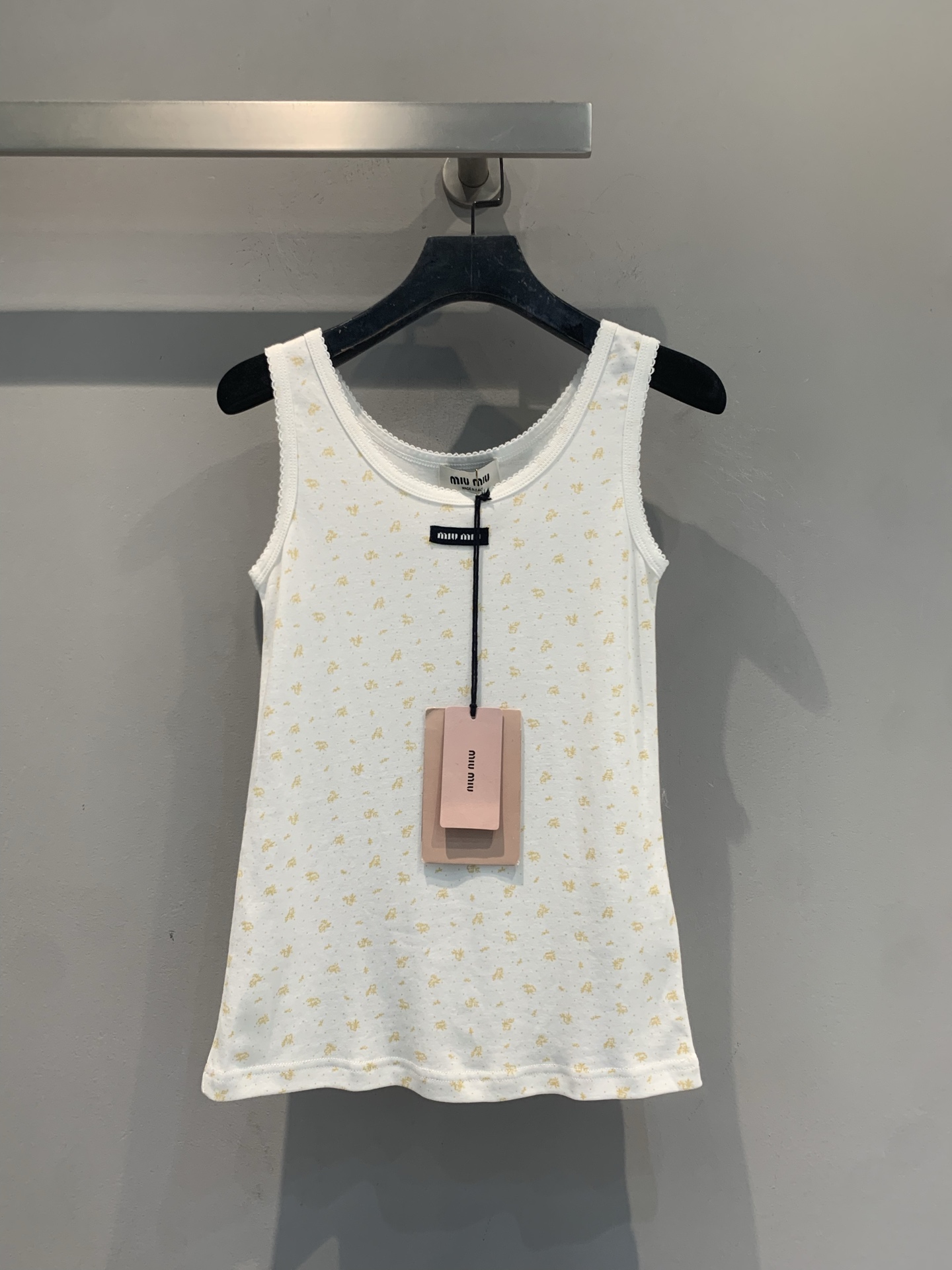 NO:828264,New model shipped M original development  Miumi*'s new spring and summer fashionable and versatile floral vest, with a creamy white base and light yellow florals, is fresh and gentle, with super delicate lace on the neckline and shoulder straps. The elastic fabric is soft and skin-friendly, fits the body shape and is comfortable. It is great when worn alone or layered with shirts and suits, easily creating a sweet layering. The brand logo on the chest is low-key and recognizable, making it a versatile and practical item in summer, which can be easily used for commuting and vacation. Size SML,, miumiu, shirts, business suit,19860909新款出货啦M 原版开发 Miumi*春夏新款时髦百搭碎花背心,奶白底配浅黄碎花,清新温柔,领口和肩带蕾丝花边超精致.弹力面料软糯亲肤,贴合身形又舒适,单穿或叠搭衬衫、西装都很出彩,轻松打造甜美层次感.胸前品牌标识低调有辨识度,是夏日百搭实用单品,通勤、度假都能轻松驾驭.码数SML,,miumiu,shirts,business suit,,Women's clothing