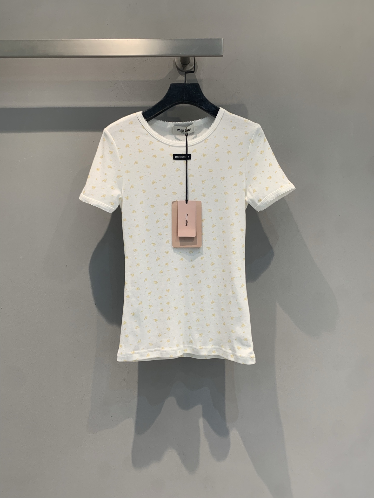 NO:828200,The new model is shipping. M is originally developed by Miumi*, a new fashionable and versatile floral round neck short-sleeved T-shirt for spring and summer. It is white bottom with light yellow flowers, fresh and elegant. High-quality cotton material, soft and skin-friendly, super comfortable to wear in spring and summer!  The slim fit and round neck design are simple and elegant, and can be easily worn for daily commuting or leisure. Paired with jeans or skirts, you can easily get a French atmosphere. It is a practical, fashionable and versatile item!  Size SML,,miumiu,skirts,jeans,T-shirt,tees,t-shirt,19860909新款出货啦M 原版开发 Miumi*春夏新款时髦百搭碎花圆领短袖T恤,白色底配淡黄小花,清新又优雅.高品质棉料,柔软亲肤,春夏穿超舒服！修身剪裁,圆领设计简约大方,日常通勤或休闲都能轻松驾驭.搭配牛仔裤或半裙,轻松get法式氛围感,是实用又时髦的百搭单品！码数SML,,miumiu,skirts,jeans,T-shirt,tees，t-shirt,,Women's clothing