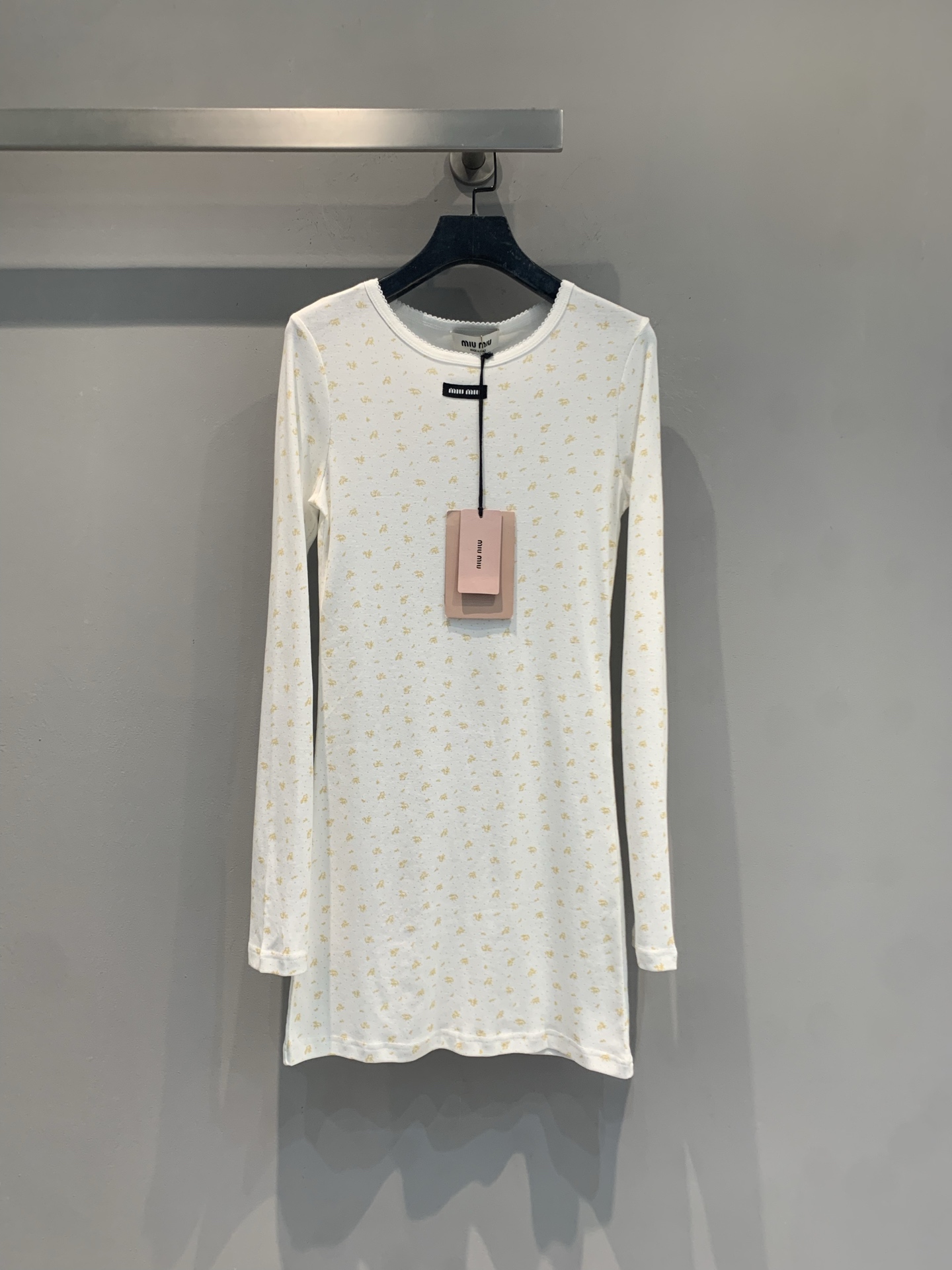NO:828209,The new model is shipped. M original development Miumi* new spring and summer fashionable and versatile floral long-sleeved T-shirt, white background with mini floral, fresh and sweet!  The knitted fabric is soft and skin-friendly, slightly elastic and not tight, and the slim cut shows off your body curves. The black micro-marked webbing on the neckline is highly recognizable and full of details!  It can be easily used for daily commuting, dating, and going out on the street. It is versatile when worn alone or as an inner layer, and it is easy to switch between multiple styles ~ Sizes: SML, miumiu, tees, t-shirt,19860909新款出货啦M原版开发 Miumi*春夏新款时髦百搭碎花长袖T恤,白底配迷你碎花,清新又甜美！针织面料柔软亲肤,微弹贴身不紧绷,修身剪裁超显身材曲线.领口黑色微标织带,辨识度满分,细节感拉满！日常通勤、约会、出街都能轻松驾驭,单穿或内搭都很百搭,轻松切换多种风格～码数SML,,miumiu,tees，t-shirt,,Women's clothing