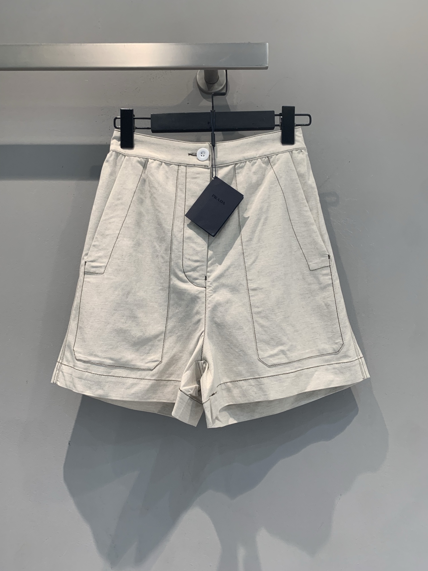 NO:832378,The new model has been shipped. M is originally developed by Prad* spring and summer series of off-white cotton and linen shorts. They are light and breathable, perfect for summer wear!  Loose fit + large pocket design, practical and stylish. The off-white color is versatile and looks great with a T-shirt or shirt, making it easy to get a high-end look. Button + zipper at the waist, easy to put on and take off, full of details, simple and fashionable, a must-have for daily outings!  Size SML,,prada,shorts,shirts,tees,t-shirt,19860909新款出货啦M 原版开发 Prad*春夏系列米白色棉麻短裤,轻薄透气,超适合夏天穿！宽松版型+大口袋设计,实用又有型.米白色百搭,随手搭T恤或衬衫都很出彩,轻松get高级感穿搭.腰部纽扣+拉链,穿脱方便,细节满分,简约又时髦,日常出街必备！码数SML,,prada,shorts,shirts,tees，t-shirt,,Women's clothing