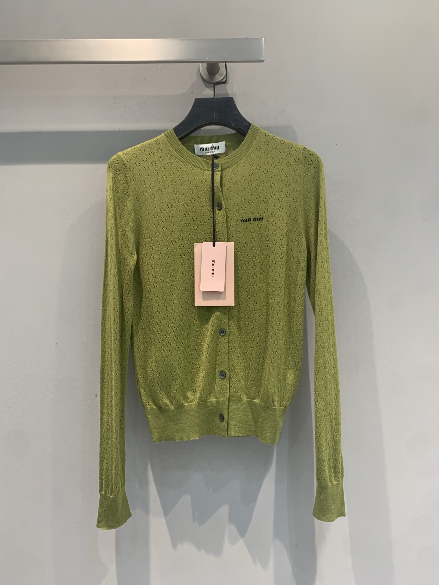 NO:832423,The new model is shipping. The original developed Miumi* spring and summer new college style mustard green knitted cardigan is made of cashmere and silk blended fabric. It is soft and warm, perfect for spring and autumn!  Slim fit + small logo on the chest, exquisite details, intellectual and playful. Mustard green is white, and yellow leather is friendly. It looks great when worn alone or layered. It can easily create a college style or a retro style, and can be used for daily commuting!  Code number SML,,miumiu,real silk,19860909新款出货啦 原版开发 Miumi*春夏新款学院风芥末绿针织开衫,采用羊绒真丝混纺面料,柔软又保暖,春秋穿超合适！修身版型+胸前小徽标,细节精致,知性又俏皮.芥末绿显白,黄皮友好,单穿或叠穿都很出彩,轻松打造学院风or复古风,通勤日常都能hold住！码数SML,,miumiu,real silk,,Women's clothing