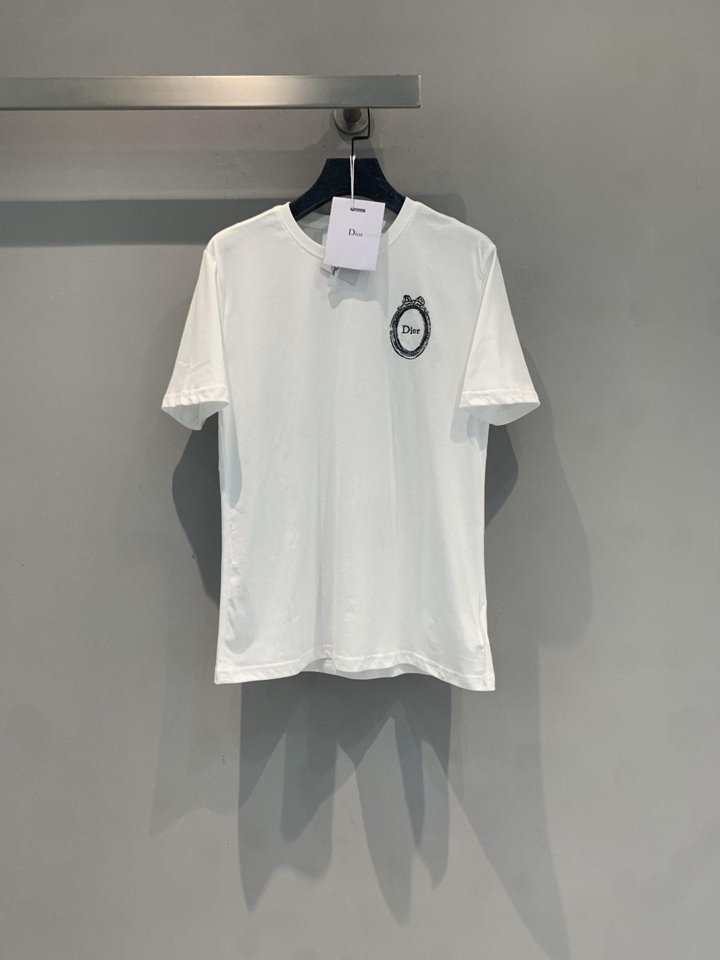 NO:832383,The new model is shipped. M original development CD spring and summer new fashionable and versatile letter badge short-sleeved T-shirt, pure cotton material, soft and skin-friendly, super breathable, super comfortable to wear in summer!  The black 'Dior' badge on the chest is simple and recognizable, with a full sense of luxury. The round neck design is classic and versatile, and it looks great with jeans or casual pants, and it is easy to switch between multiple styles. The size is small, it is recommended to choose one size larger for more comfort ~ Size SML, dior, jeans, T-shirt, tees, t-shirt,19860909新款出货啦M原版开发 CD春夏新款时髦百搭字母徽章短袖T恤,纯棉材质,柔软亲肤,透气性超棒,夏天穿超舒服！胸前黑色“Dior”徽章,简约又有辨识度,奢华感满满.圆领设计经典百搭,无论配牛仔裤还是休闲裤都很出彩,轻松切换多种风格.尺码偏小,建议选大一码更舒适哦～码数SML,,dior,jeans,T-shirt,tees，t-shirt,,Women's clothing