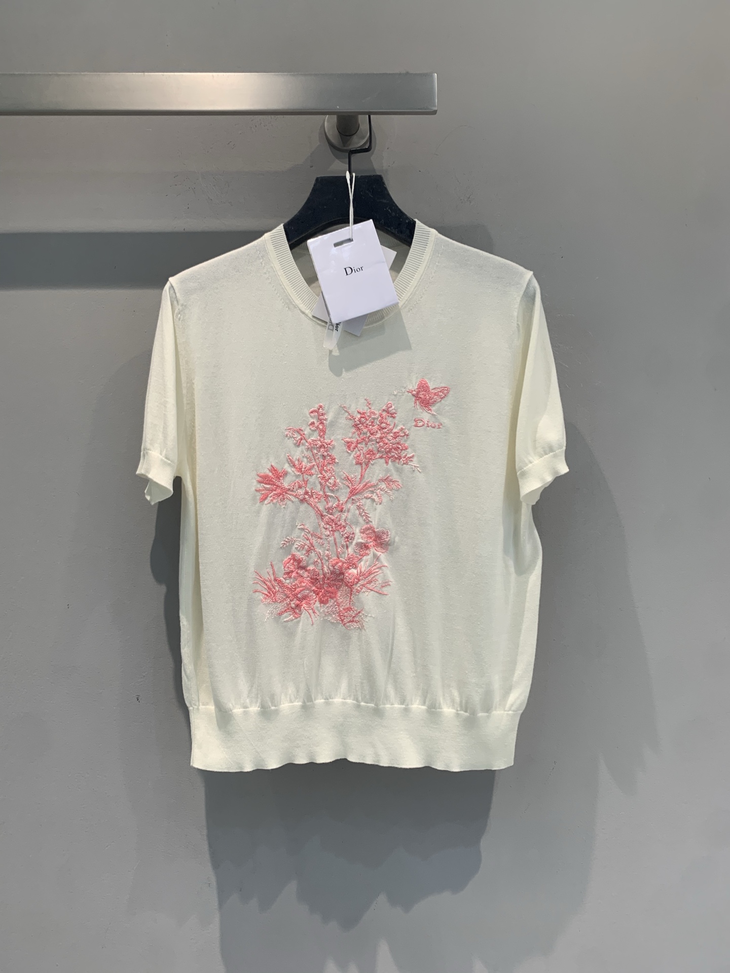 NO:832365,The new model is shipped. The original development CD spring and summer new fashionable and versatile floral embroidered short-sleeved sweater. Wool and silk blended, soft and comfortable, off-white color is super gentle. Pink floral embroidery on the chest, full of handwork and exquisite details. Round neck + rib closing design, simple and elegant, great to wear alone or inside, easily create a French romantic atmosphere. Size SML, T-shirt, real silk,19860909新款出货啦 原版开发 CD春夏新款时髦百搭花卉刺绣短袖针织衫,羊毛与真丝混纺,柔软舒适,米白色调超温柔.胸前粉色花卉刺绣,手工感满满,细节精致.圆领+罗纹收口设计,简约又优雅,单穿或内搭都很出彩,轻松打造法式浪漫氛围感.码数SML,,T-shirt,real silk,,Women's clothing