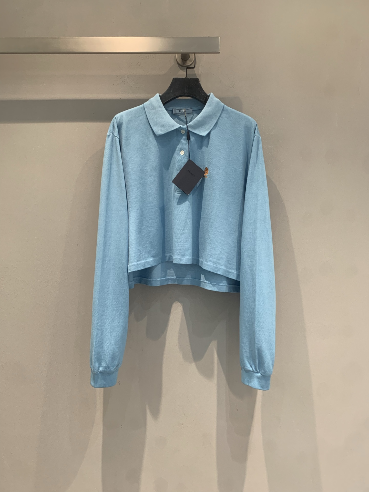 NO:832416,The new model is shipping. Originally developed by Prad*, the new spring and summer fashionable and versatile light blue Polo sweater is soft, slightly translucent, and super comfortable to wear!  Classic Polo collar + three buttons, full of college style, and the small badge on the chest is very detailed. The short cut looks great with a high-waisted skirt or jeans. It can be worn alone or layered. It is a must-have in spring and autumn!  The light blue tone is fresh and natural, and can be easily used for commuting and leisure. It is a versatile and practical wardrobe item ~ Size SML, prada, skirts, jeans,19860909新款出货啦原版开发 Prad*春夏新款时髦百搭浅蓝Polo针织衫,柔软微透,穿着超舒适！经典Polo领+三颗纽扣,学院风满满,胸前小徽章超有细节感.短款剪裁,搭高腰裙or牛仔裤都很出彩,单穿叠穿都OK,春秋季节必备！浅蓝色调清新自然,通勤休闲都能轻松驾驭,是百搭实用的衣橱好物～码数SML,,prada,skirts,jeans,,Women's clothing