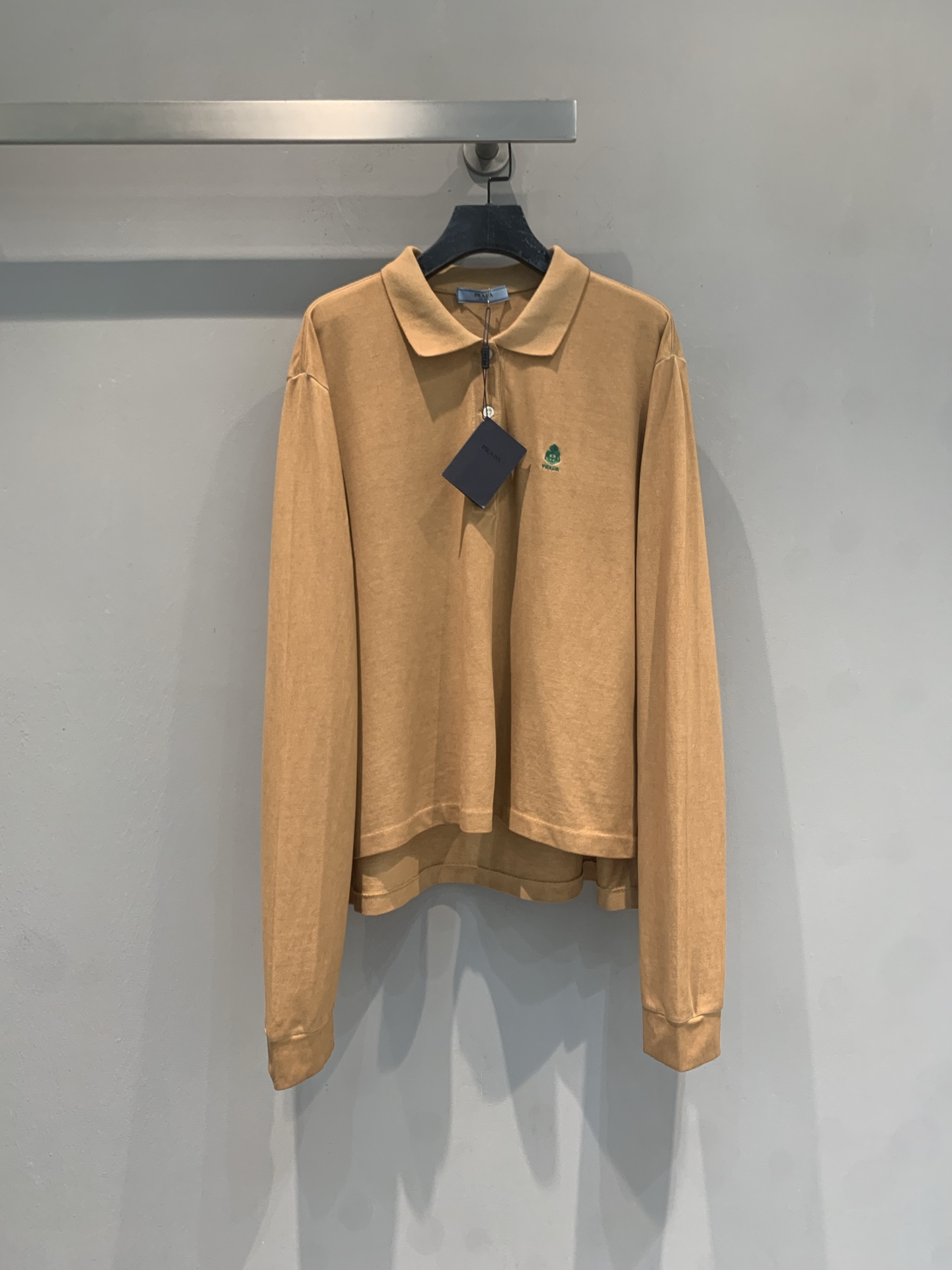 NO:832432,The new model is shipped and originally developed by Prad* for spring and summer. The new fashionable and versatile camel color Polo sweater is made of high-quality knitted fabrics, soft and comfortable, and is very suitable for spring and autumn. The classic Polo collar + zipper design is full of details, and the green embroidered logo on the left chest is super recognizable. The loose version is tolerant to a variety of body types. The camel color is low-key and high-end. It can be easily matched with items of the same color or dark colors, and has a retro fashion sense!  It can be easily used for daily commuting and leisure outings. It is a practical and fashionable versatile item. Size SML, prada,19860909新款出货啦原版开发 Prad*春夏新款时髦百搭驼色Polo针织衫,采用高品质针织面料,柔软舒适,春秋季节穿着超合适.经典Polo领+拉链设计,细节满分,左胸绿色刺绣徽标超有辨识度.宽松版型,包容多种身材,驼色低调高级,轻松搭配同色系或深色单品,复古时髦感拿捏住！日常通勤、休闲出街都能轻松驾驭,是实用又时髦的百搭单品.码数SML,,prada,,Women's clothing