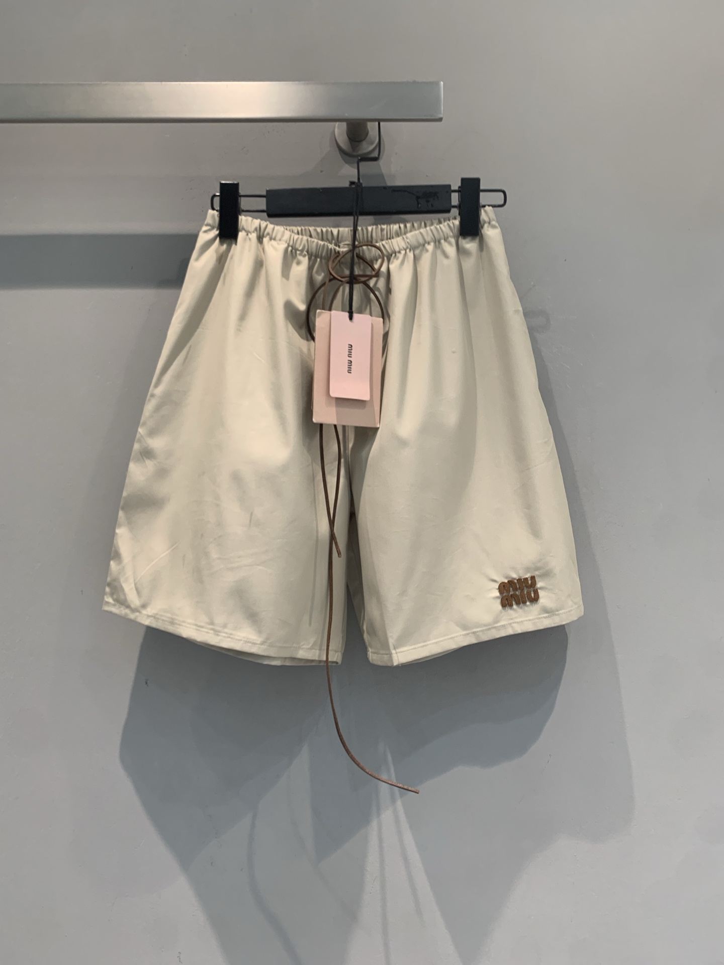 NO:833232,The new model has been shipped. Originally developed by Miumi*, the new fashionable and versatile elastic waist lace-up shorts for spring and summer are made of lightweight nylon and are super refreshing to wear in summer!  The elastic waist + drawstring design is comfortable and practical, suitable for daily leisure or vacation. The trousers have brand embroidery on the hem, which is full of details and highly recognizable. The loose version is suitable for a variety of body types. Pair it with a T-shirt or vest, and you can easily get a college style or casual style. It is a must-have item for summer!  Code number SML,,miumiu,shorts,tees,t-shirt,19860909新款出货啦 原版开发 Miumi*春夏新款时髦百搭松紧腰系带短裤,轻薄尼龙材质,夏天穿超清爽！松紧腰+抽绳设计,舒适又实用,日常休闲或度假都很适合.裤脚有品牌刺绣,细节满分,辨识度高.宽松版型,包容多种身材,搭配T恤或背心,轻松get学院风or休闲风,是夏季百搭必备单品！码数SML,,miumiu,shorts,tees，t-shirt,,Women's clothing