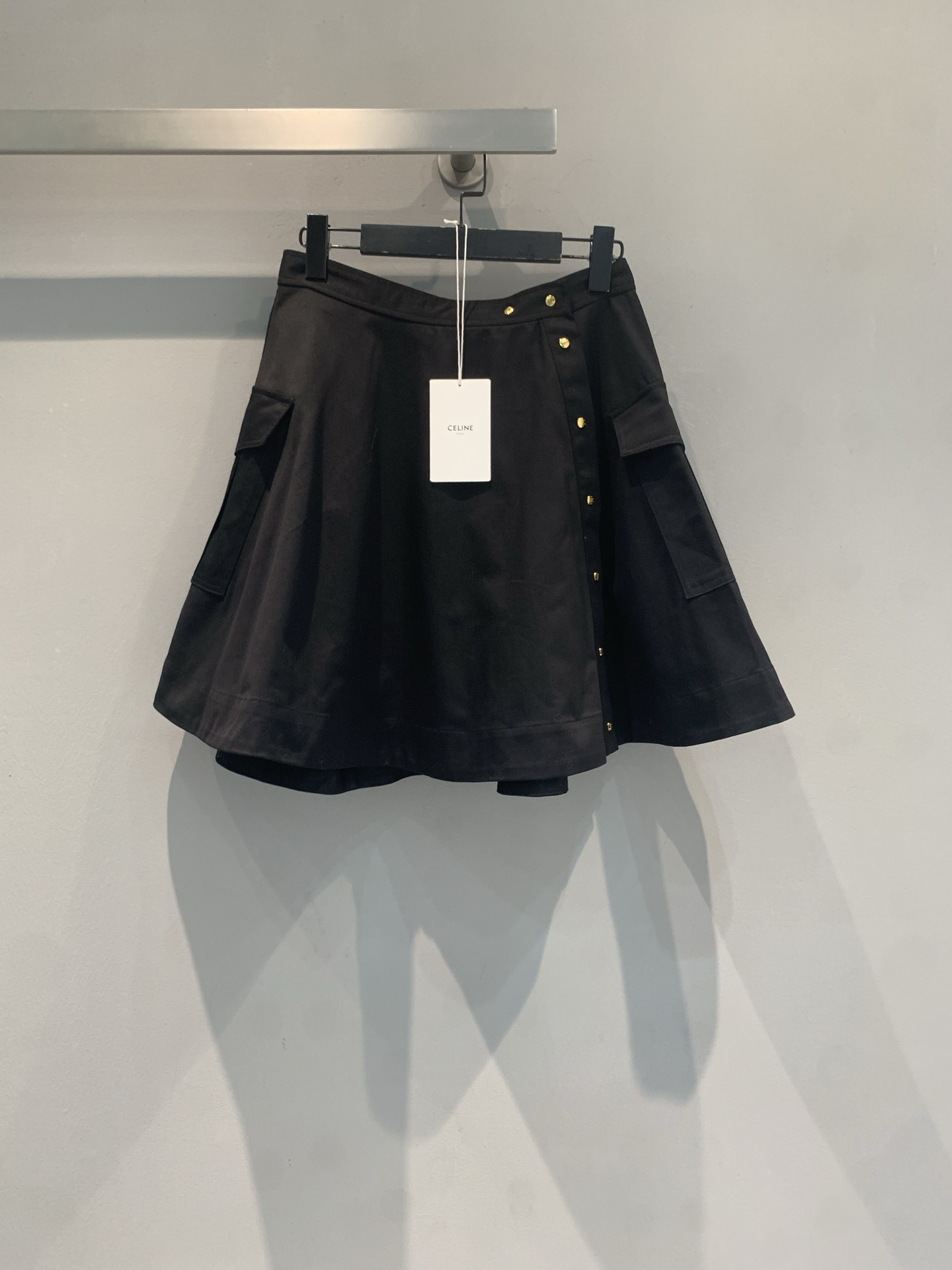 NO:834496,The new model has been shipped. The original development of Celin*'s new spring and summer fashionable and versatile black A-line skirt is made of high-quality cotton fabric, soft and crisp, and super friendly for daily wear!  The metal button + side pocket design is practical and detailed. The A-line shape modifies the leg shape and looks great with a knitted vest or shirt. It can easily switch between commuting or casual style ~ comfortable and fashionable!  Size SML,,celine,skirts,shirts,19860909新款出货啦 原版开发 Celin*春夏新款时髦百搭黑色A字半裙,选用高品质棉质面料,柔软又挺括,日常穿搭超友好！金属纽扣+侧边口袋设计,实用又有细节感.A字版型修饰腿型,搭配针织背心或衬衫都很出彩,轻松切换通勤or休闲风～舒适又时髦！码数SML,,celine,skirts,shirts,,Women's clothing
