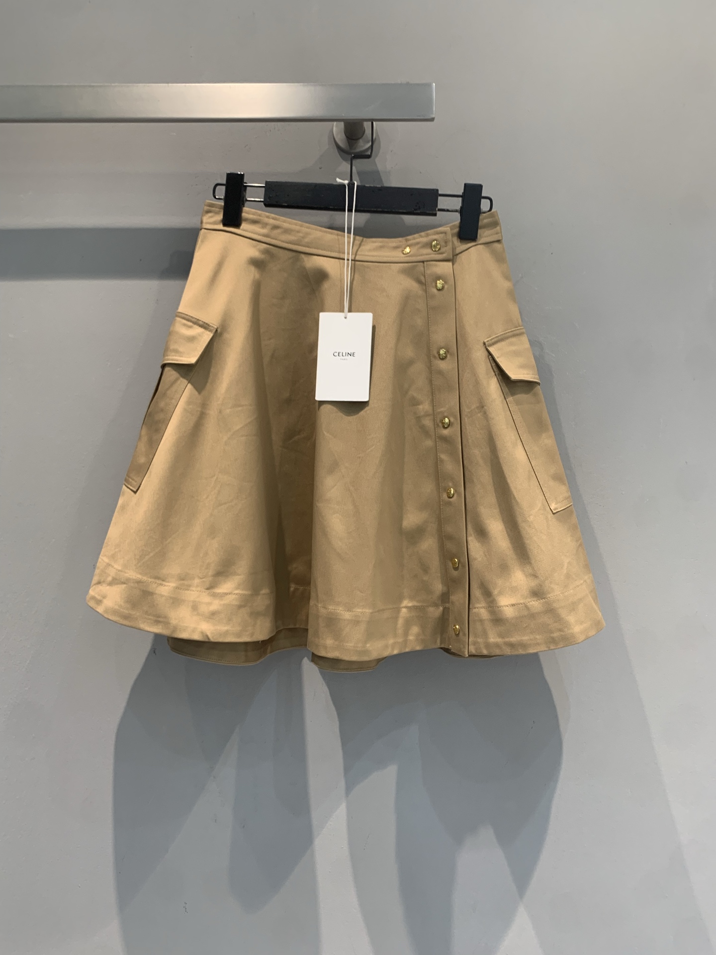 NO:834472,The new model has been shipped. The original development of Celin*'s new spring and summer fashionable and versatile khaki A-line skirt is made of high-quality cotton fabric, soft and crisp, and super friendly for daily wear!  The metal button + side pocket design is practical and detailed. The A-line shape modifies the leg shape and looks great with a knitted vest or shirt. It can easily switch between commuting or casual style ~ comfortable and fashionable!  Size SML,,celine,skirts,shirts,19860909新款出货啦 原版开发 Celin*春夏新款时髦百搭卡其色A字半裙,选用高品质棉质面料,柔软又挺括,日常穿搭超友好！金属纽扣+侧边口袋设计,实用又有细节感.A字版型修饰腿型,搭配针织背心或衬衫都很出彩,轻松切换通勤or休闲风～舒适又时髦！码数SML,,celine,skirts,shirts,,Women's clothing